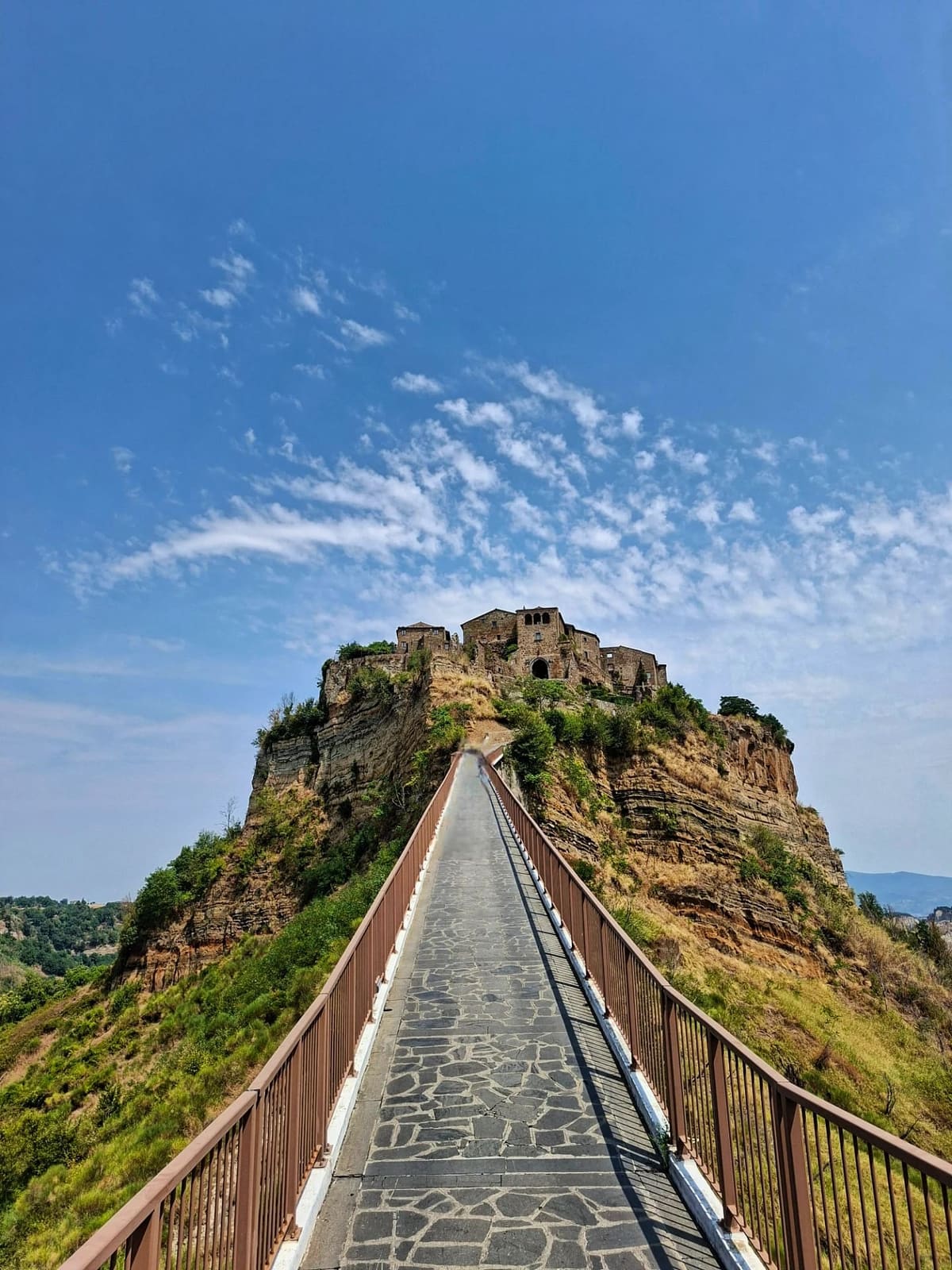 il ponte pedonale che sale verso Civita, con il borgo in cima alla rupe