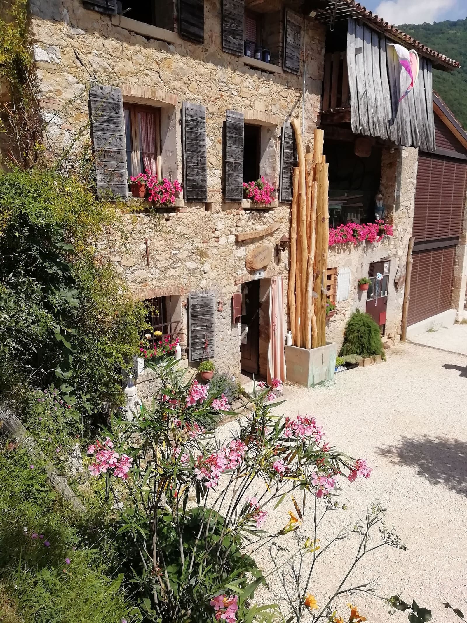 la casa in sasso dell'Osteria senz'oste, fra gli oleandri, sulla collina del Cartizze