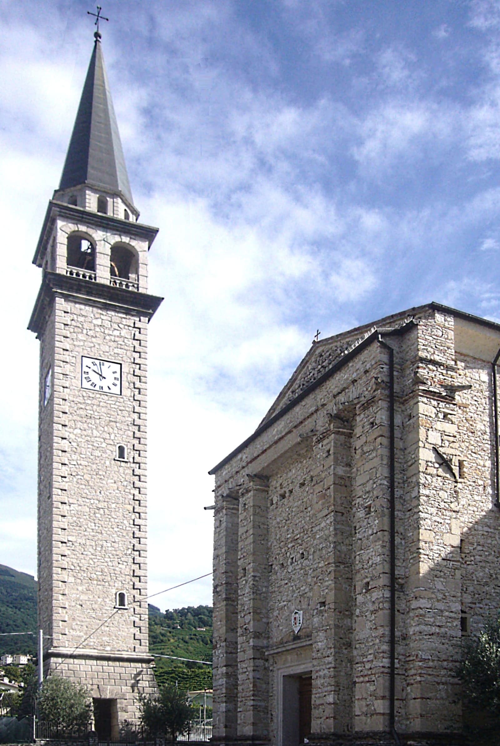 la chiesa di San Giacomo e il suo campanile a Guia, frazione di Valdobbiadene