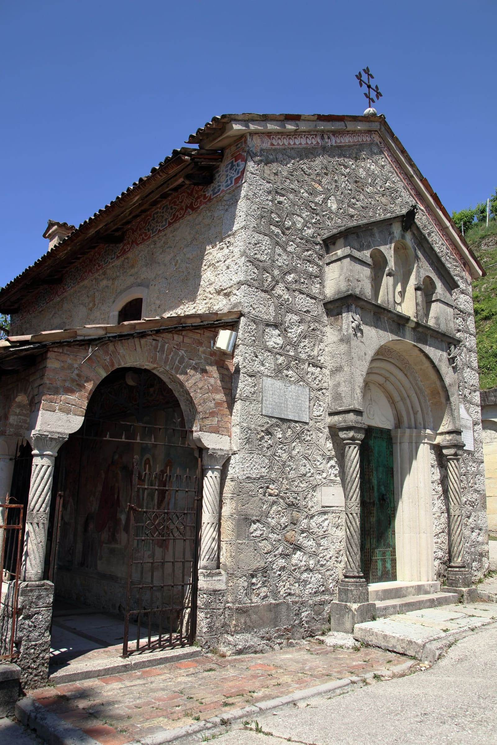la chiesetta della Beata Vergine Addolorata fra le colline, con il portico affrescato