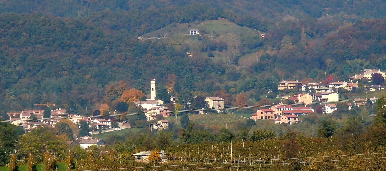 Refrontolo con le sue colline e le vigne nei colori d'autunno
