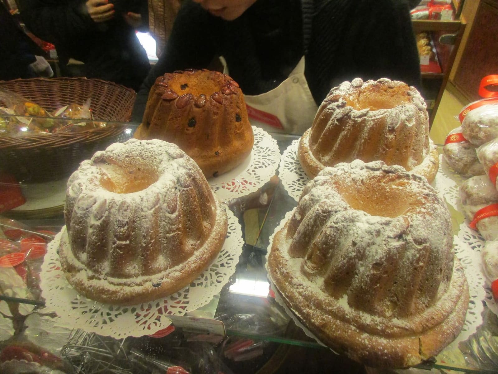 i kougelhopf con lo zucchero a velo su un banco del mercatino