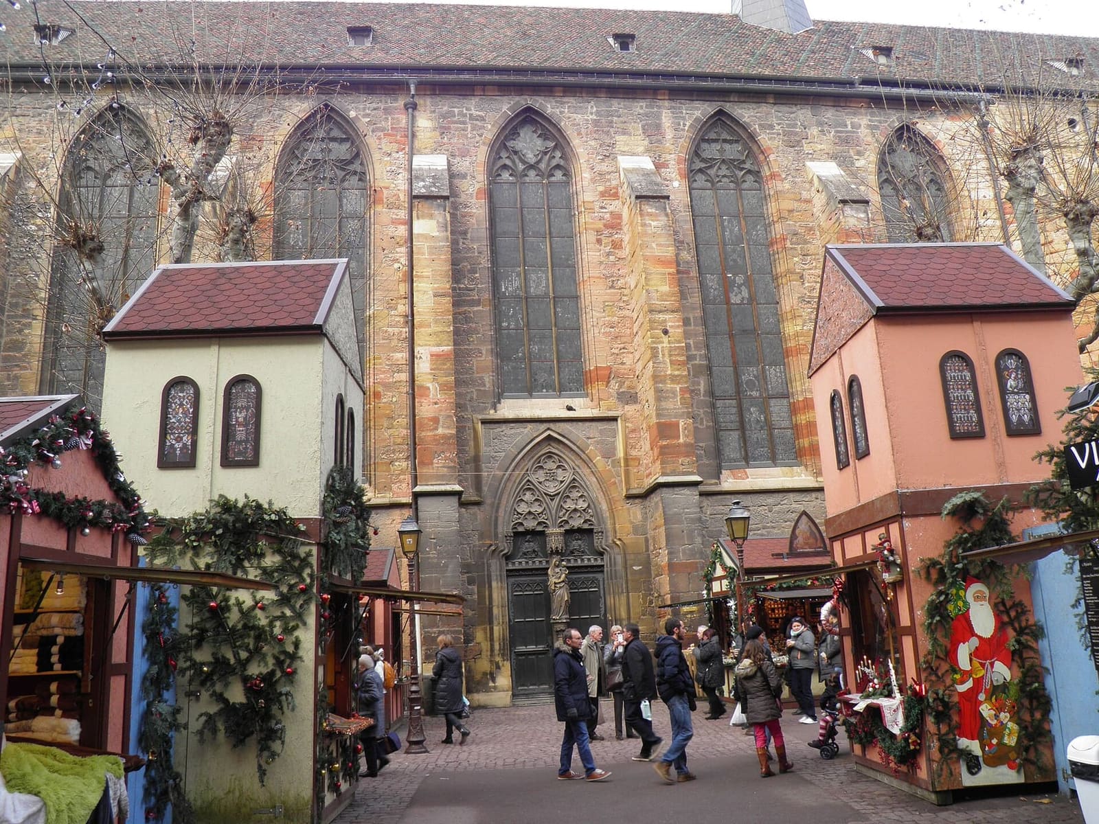 le casette del mercatino ai piedi della chiesa dei Domenicani