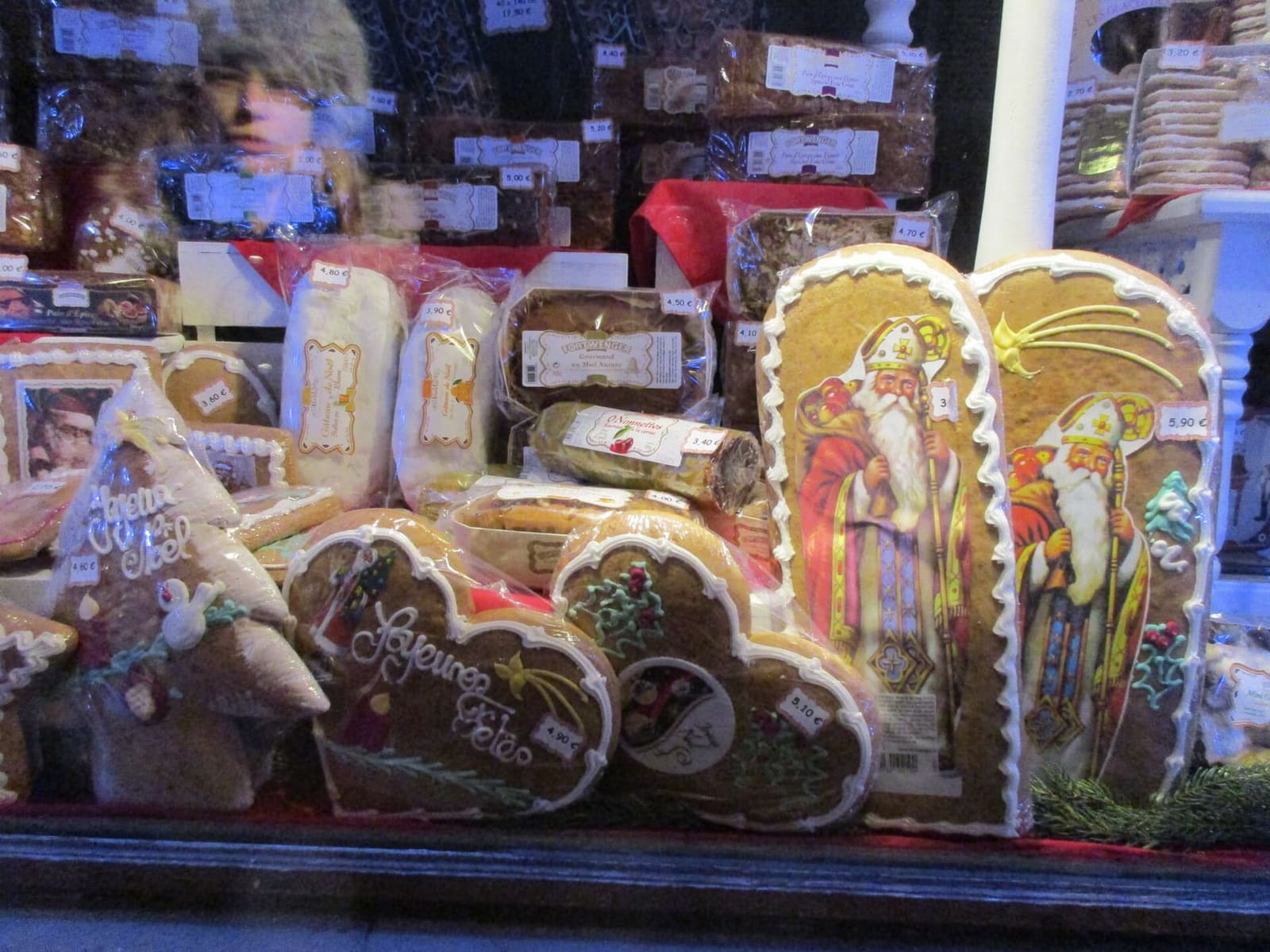 il pan di zenzero con San Nicola e i cuori decorati su un banco del mercatino