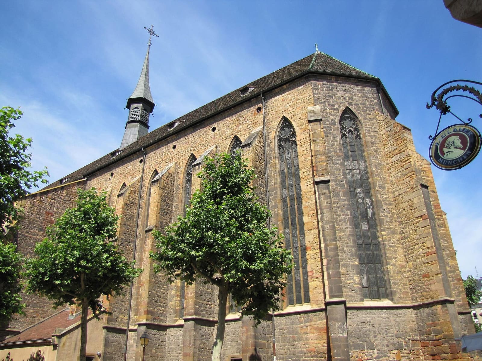 la chiesa dei Domenicani, con il campanile a punta e le finestre gotiche