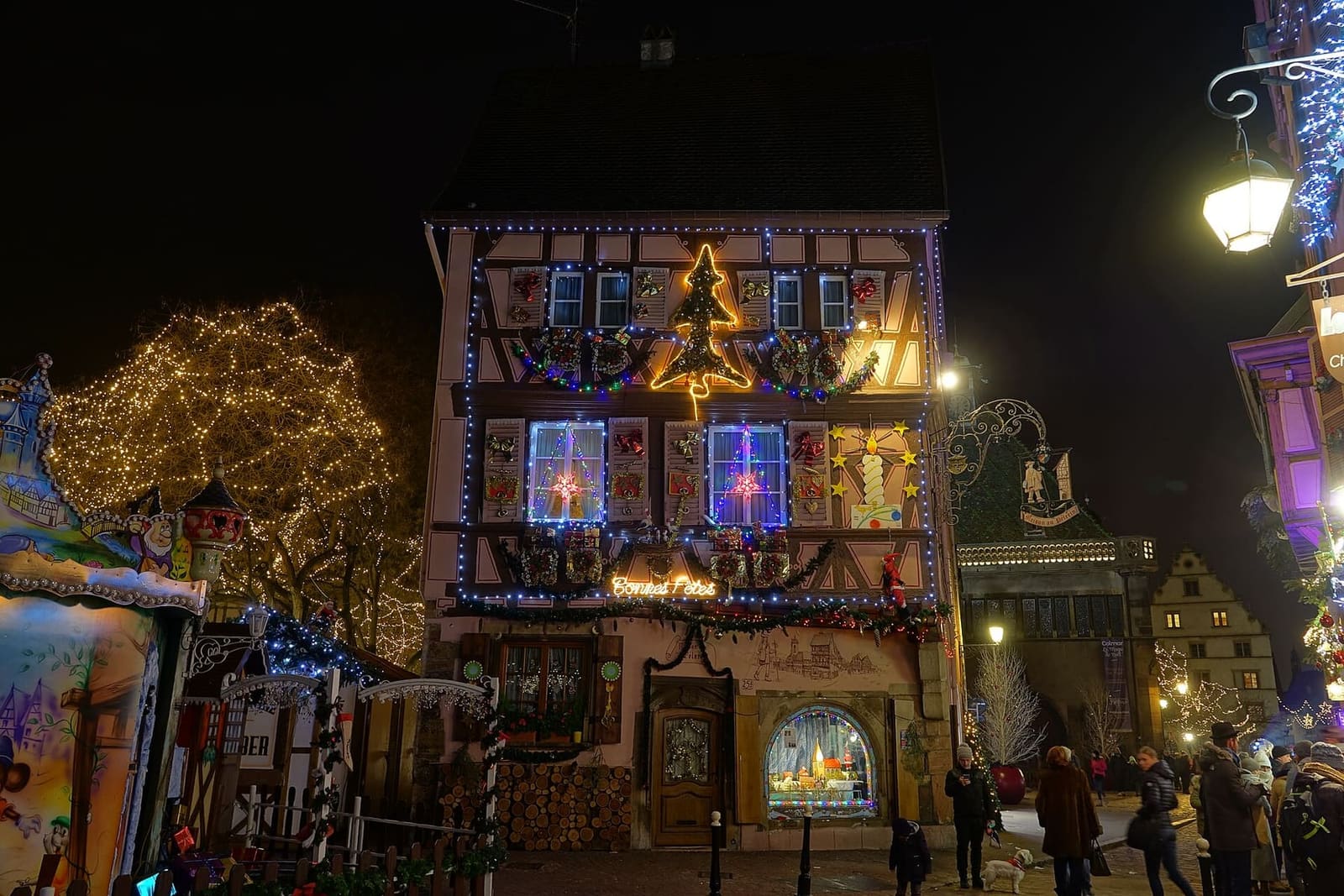 la Maison du Pèlerin nella Grand'Rue, addobbata di luci per il Natale