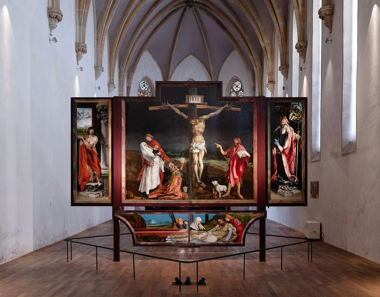 la Pala di Isenheim aperta sulla Crocifissione, nella chiesa del convento