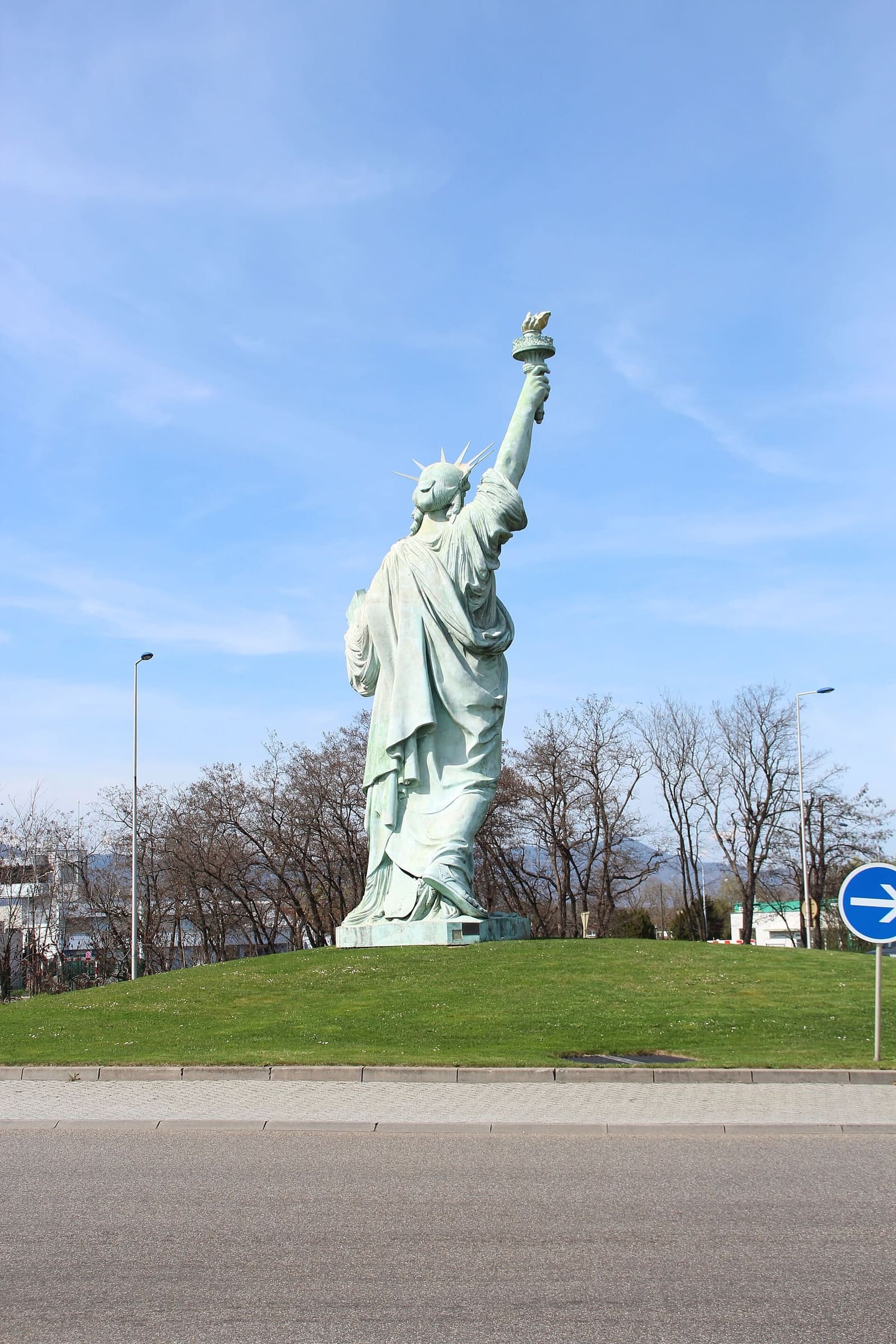 la copia della Statua della Libertà sulla rotonda dell'ingresso nord