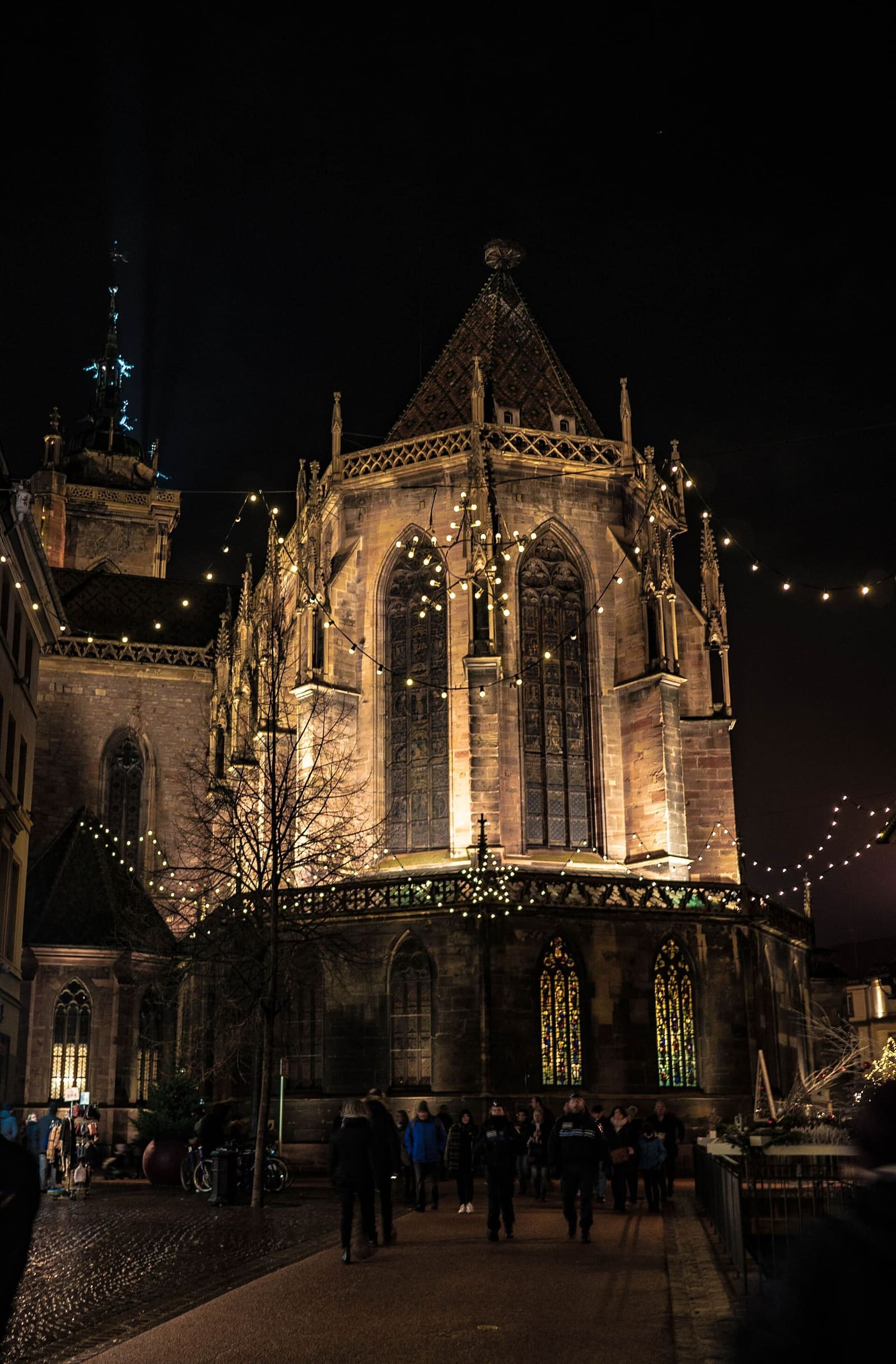 il coro di San Martino illuminato una sera di dicembre, con le ghirlande di luci