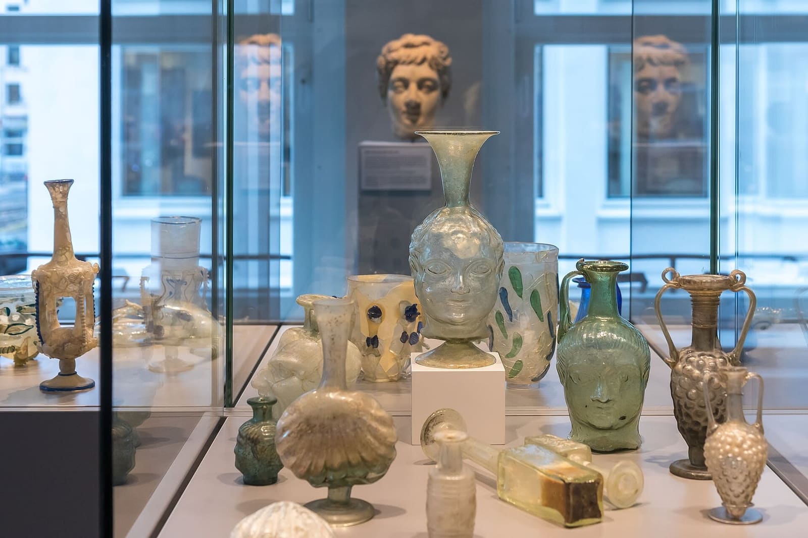 i vetri romani esposti nella sede del Römisch-Germanisches Museum al Belgisches Haus