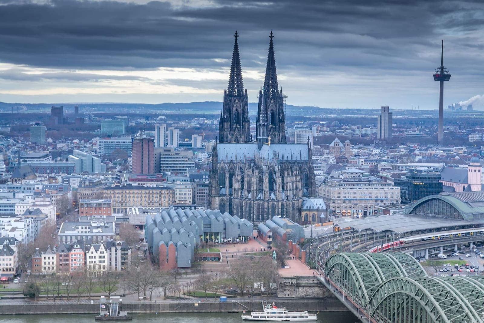 il Duomo e il ponte Hohenzollern visti dall'alto della riva di Deutz, in una giornata di gennaio
