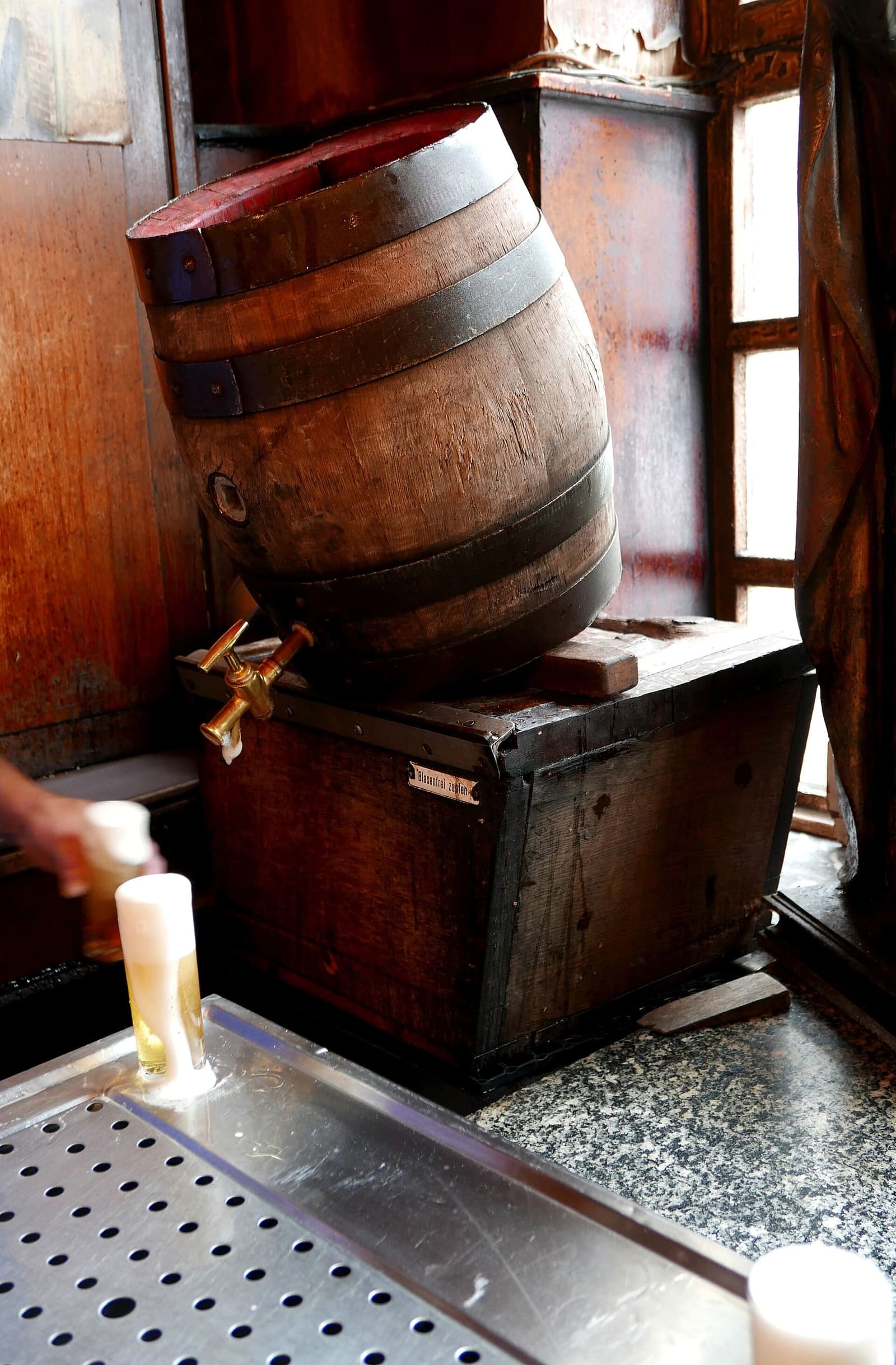 una Kölsch spillata dalla botte di legno alla Traditionsgaststätte Lommerzheim di Deutz