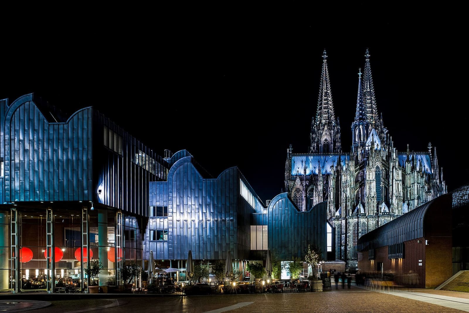 i tetti a onda del Museum Ludwig e il Duomo illuminato, di notte