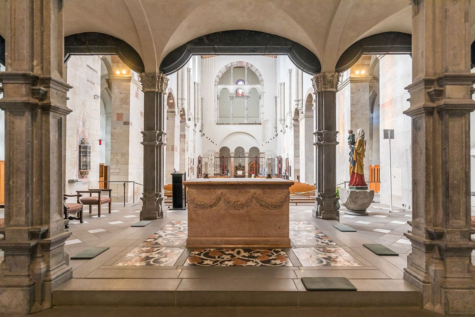 l'interno romanico di St. Maria im Kapitol, con gli archi e i pavimenti di marmo intorno al coro