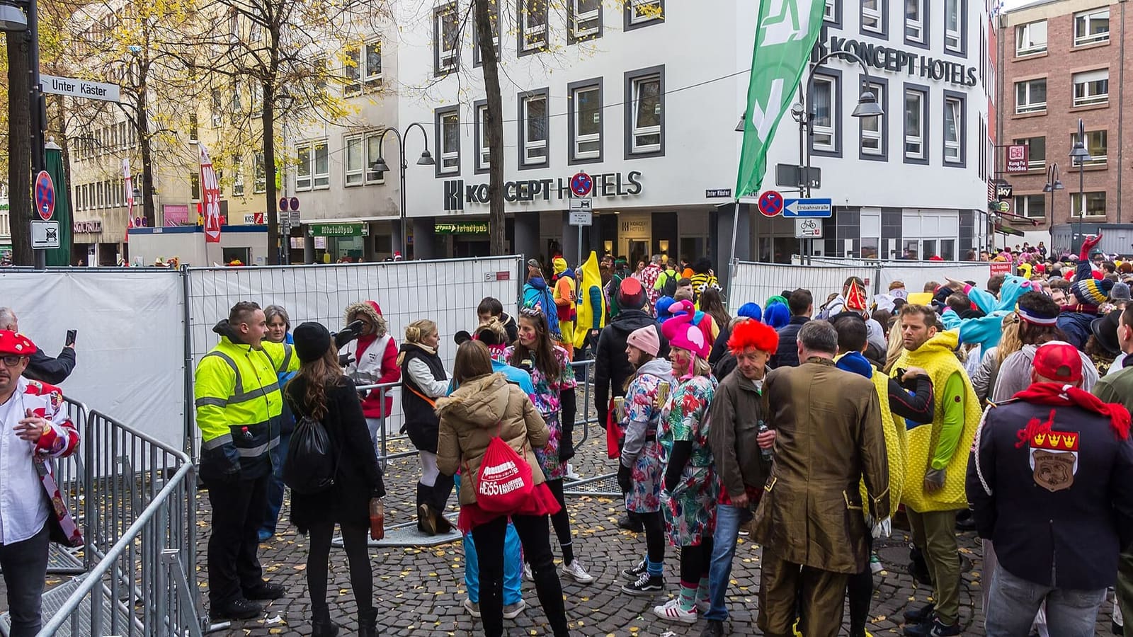la folla in costume nel centro storico l'11 novembre 2019, all'apertura della stagione di carnevale