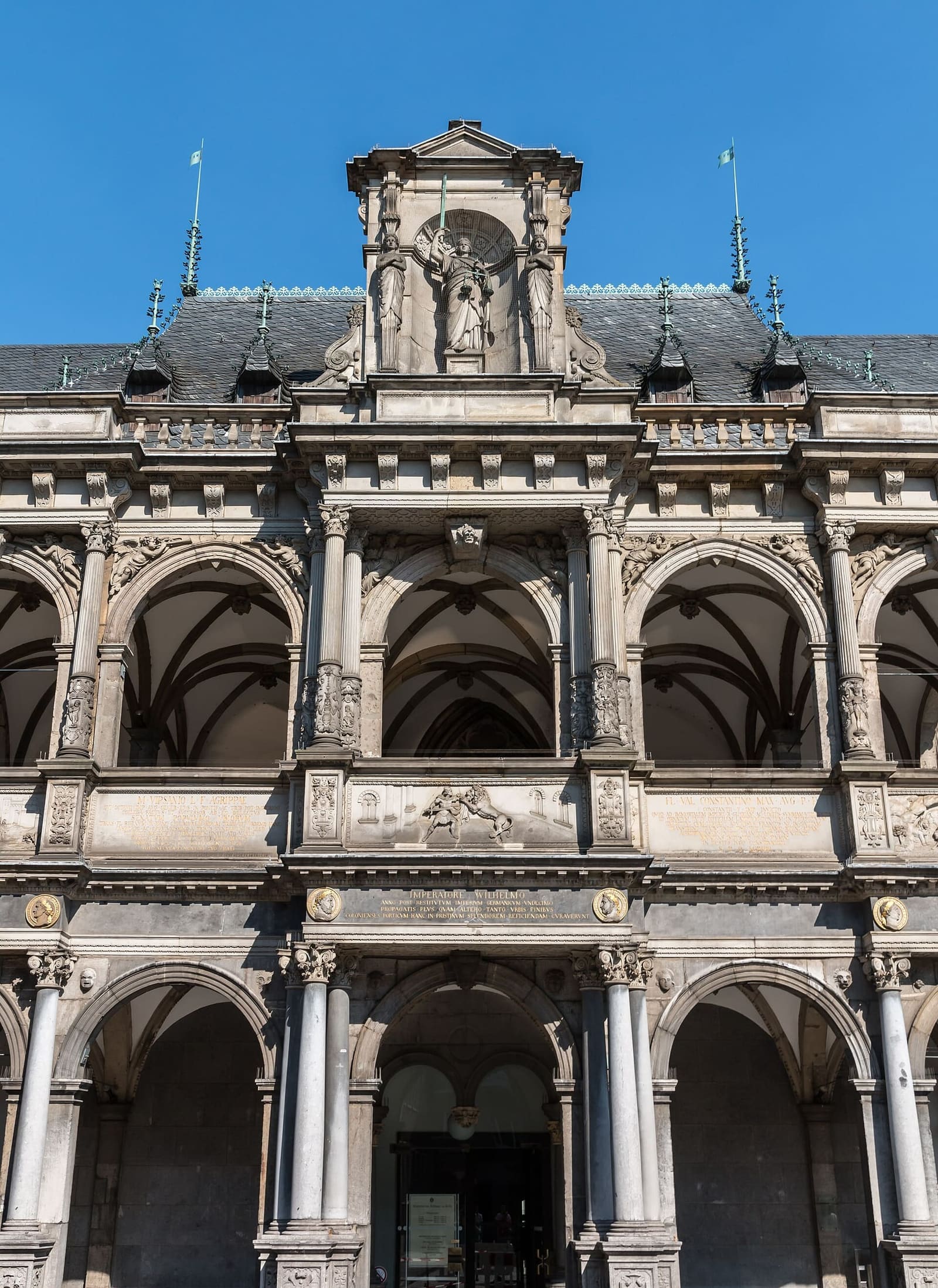 la loggia rinascimentale del Municipio di Colonia, sotto il cielo azzurro