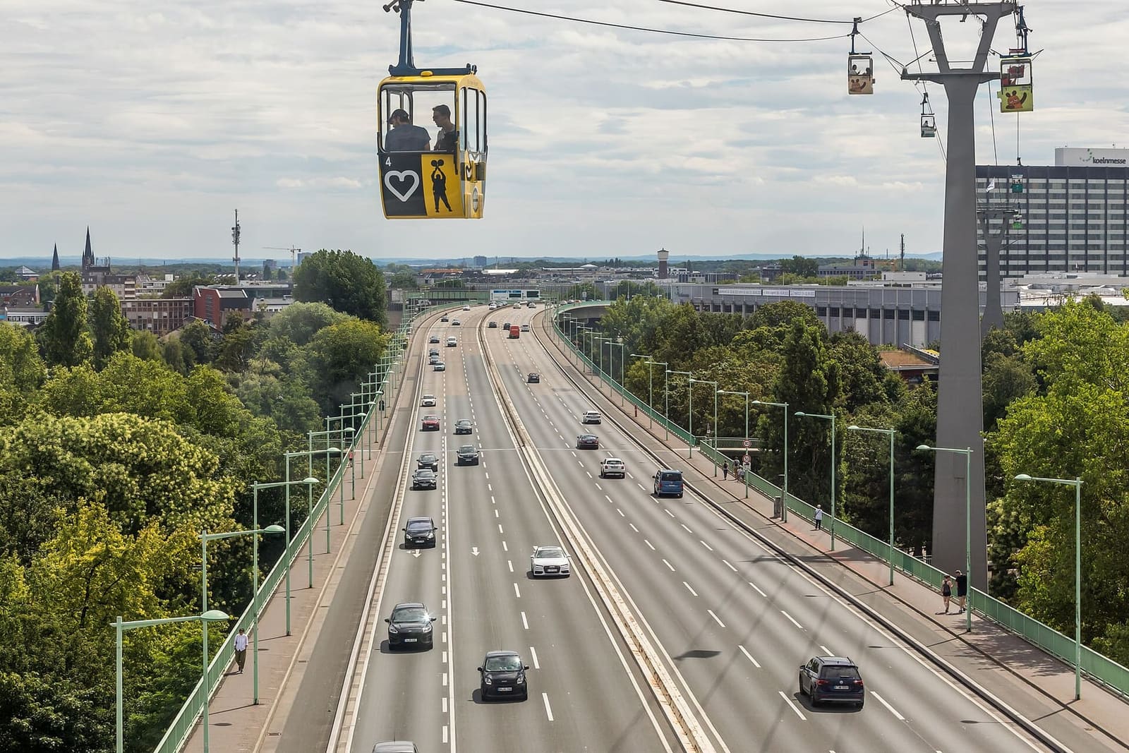 una cabina della teleferica sul Reno sopra la Zoobrücke, in una giornata d'estate