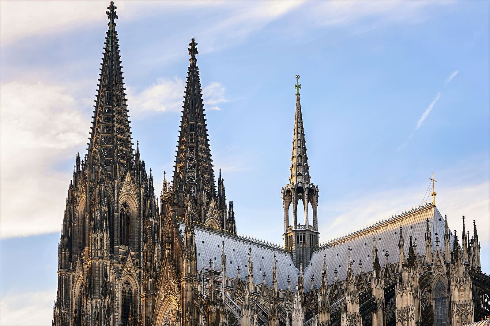 le due guglie e il lungo tetto del Duomo nella luce calda del tramonto