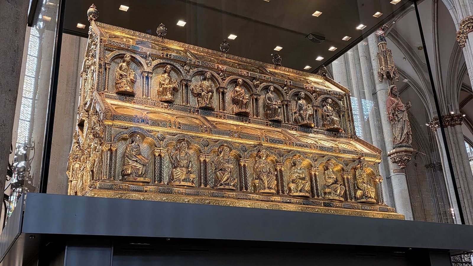 lo scrigno dorato dei Re Magi nella sua teca di vetro, dentro il coro del Duomo