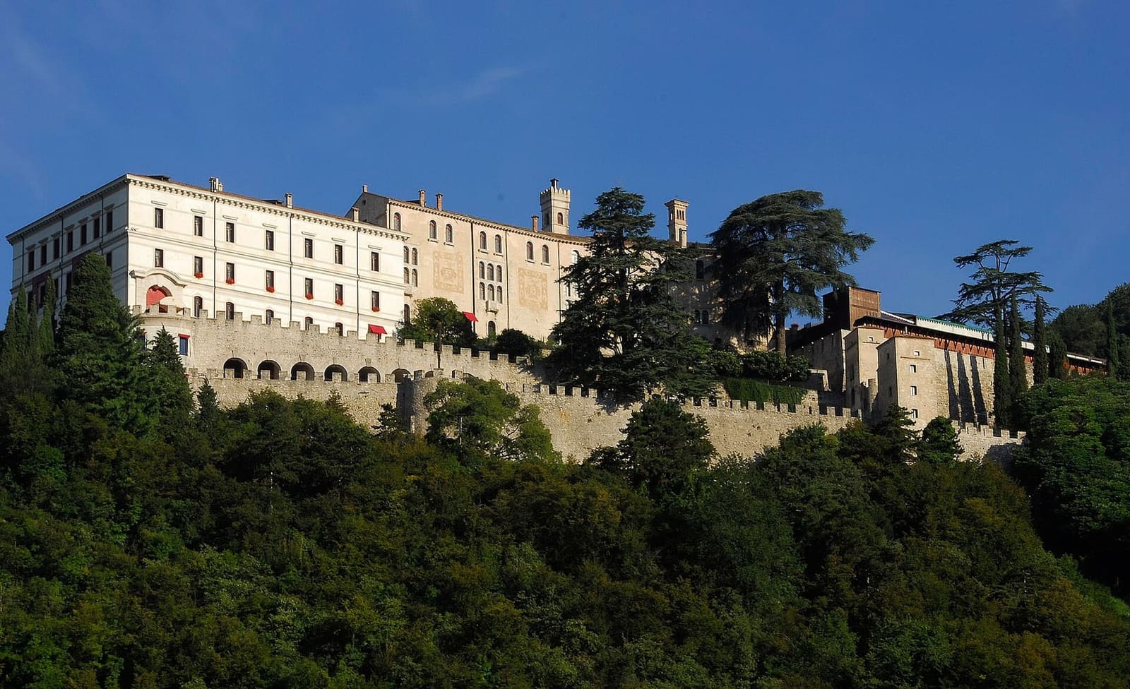 CastelBrando con le sue mura merlate sul colle sopra Cison di Valmarino