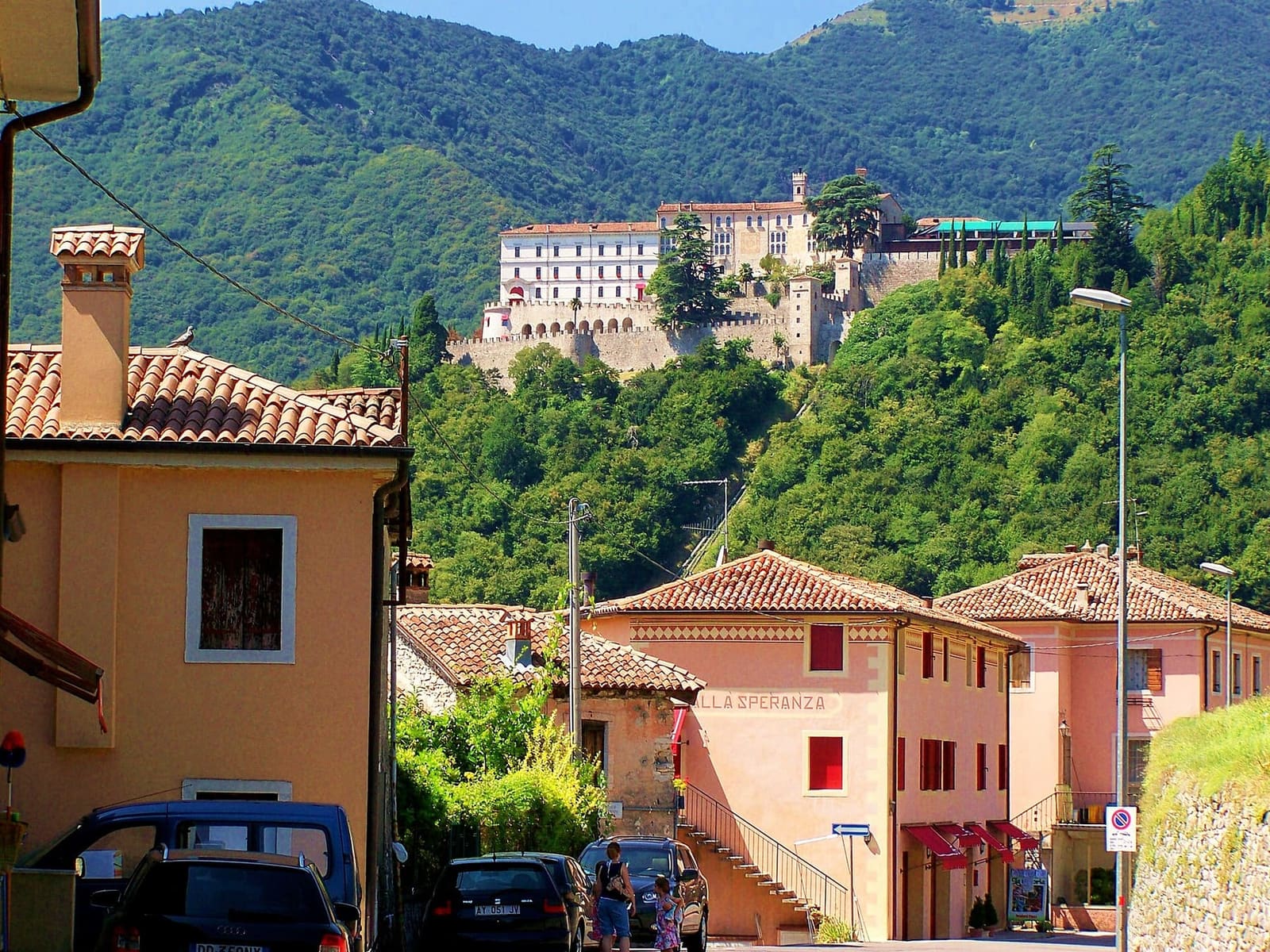 le case di Cison di Valmarino con CastelBrando sul colle, in un giorno d'estate