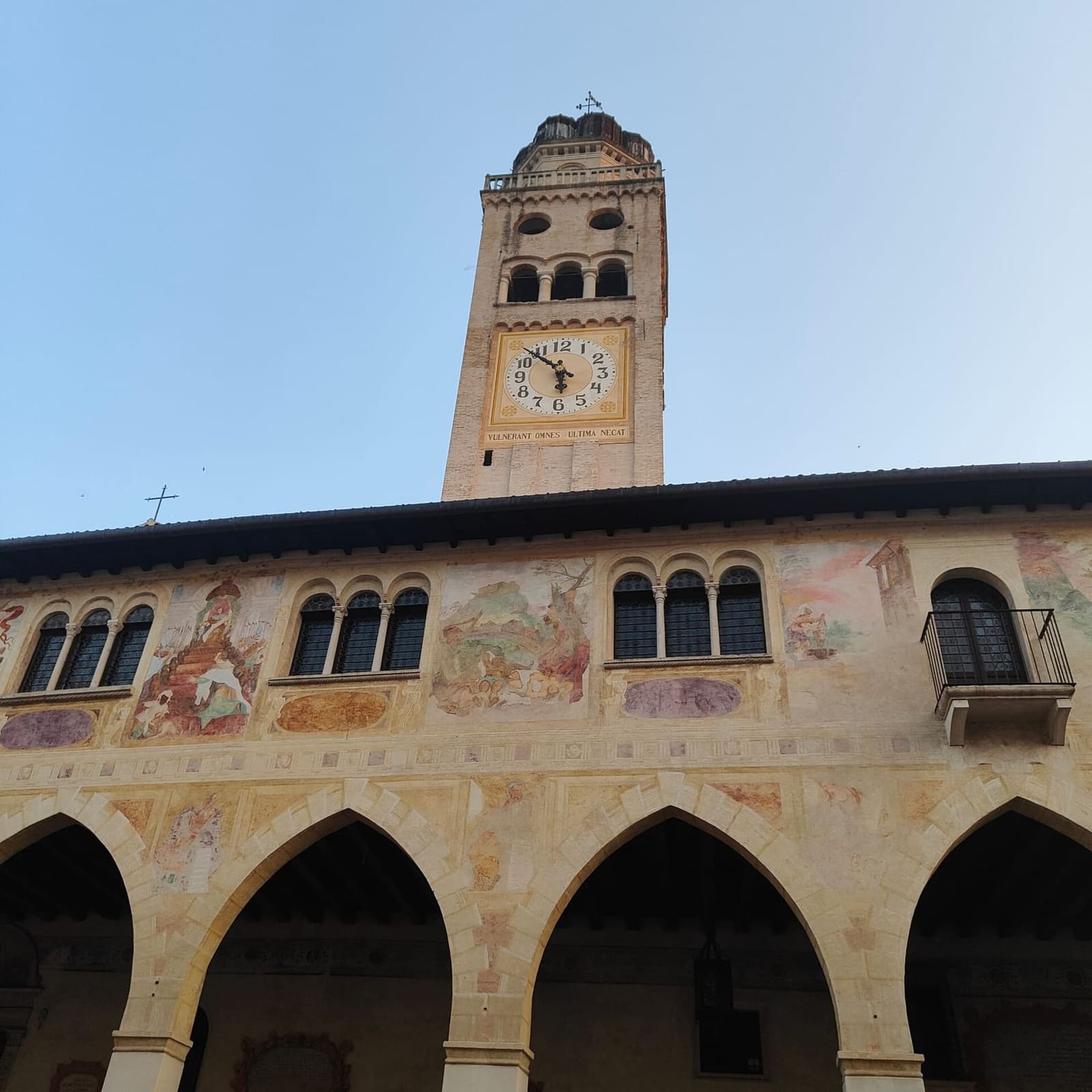 gli affreschi cinquecenteschi della facciata dei Battuti e la torre campanaria del Duomo