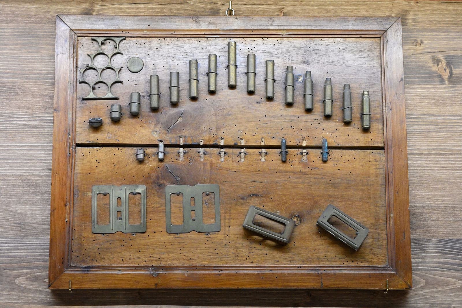 i bossoli di un ciclo di fabbricazione esposti al Museo della Battaglia di Vittorio Veneto