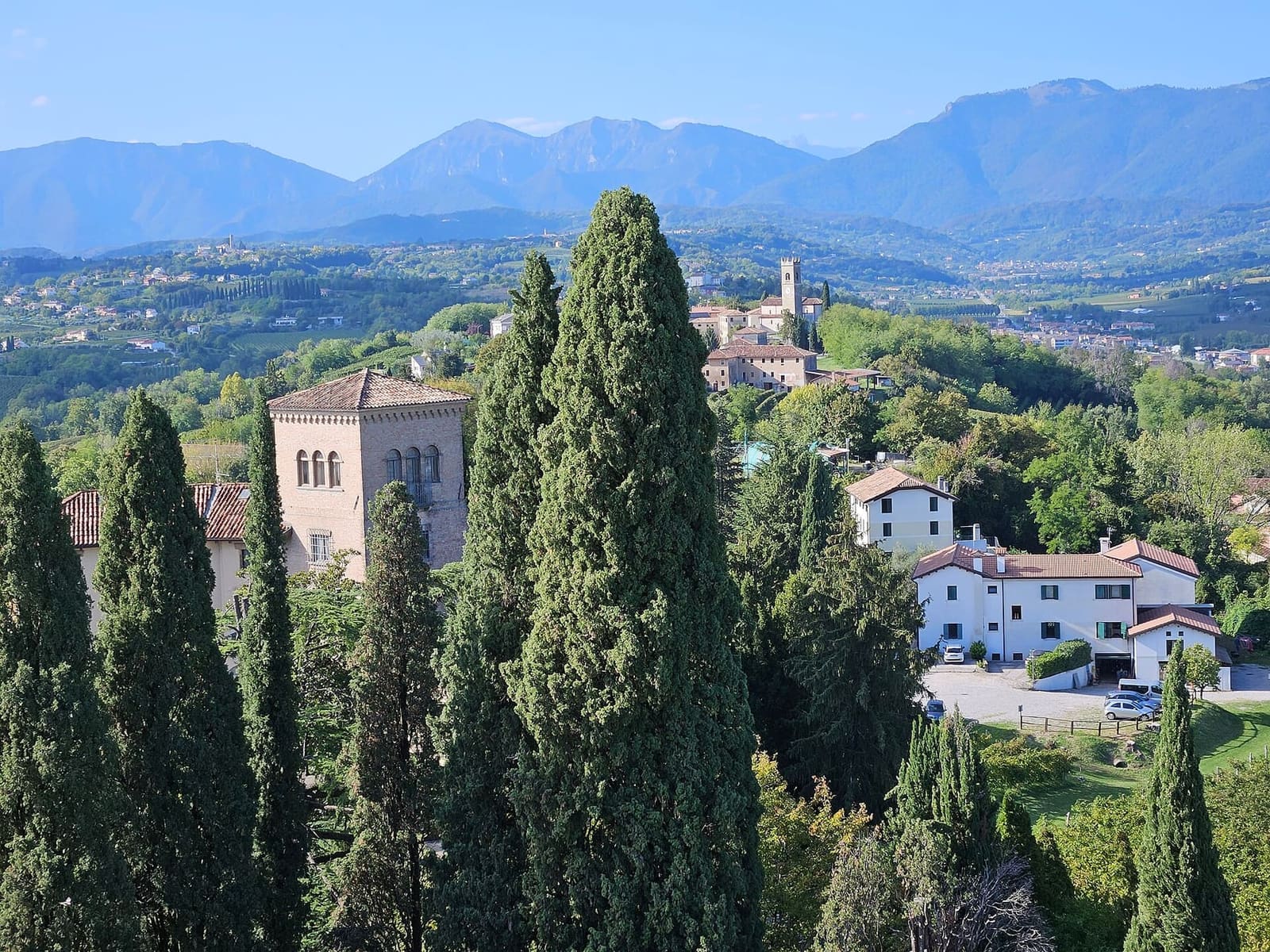 ville e cipressi sul colle del castello, con le Prealpi trevigiane sullo sfondo