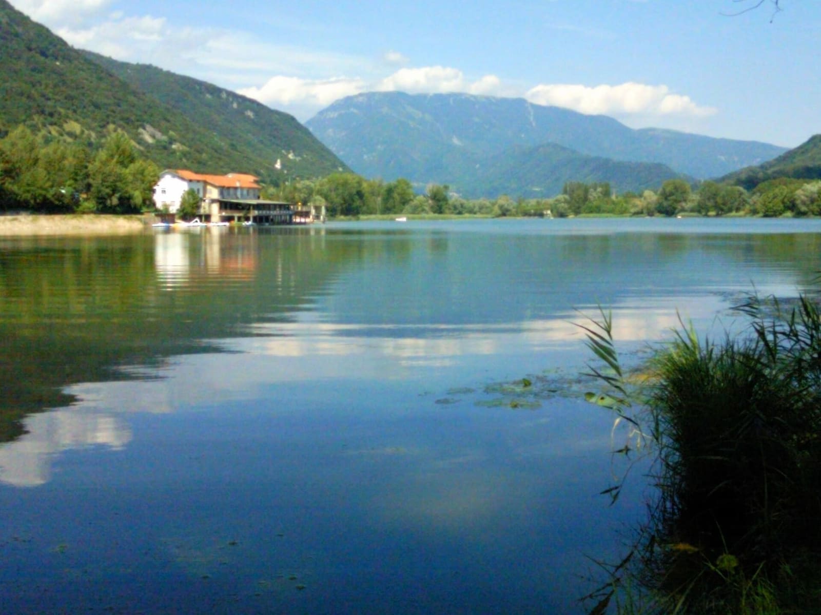 uno dei laghi di Revine fra le montagne, con le canne sulla riva