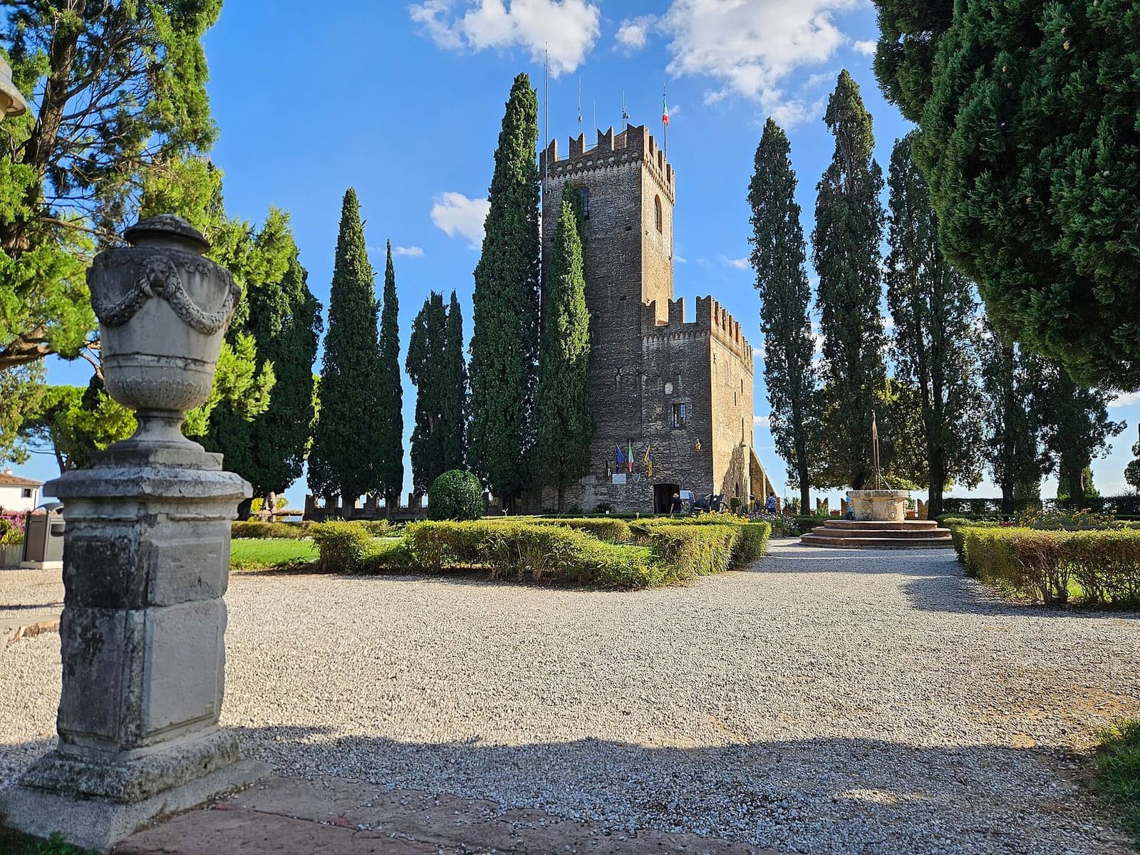 il castello di Conegliano con la torre del Museo civico fra i cipressi del giardino