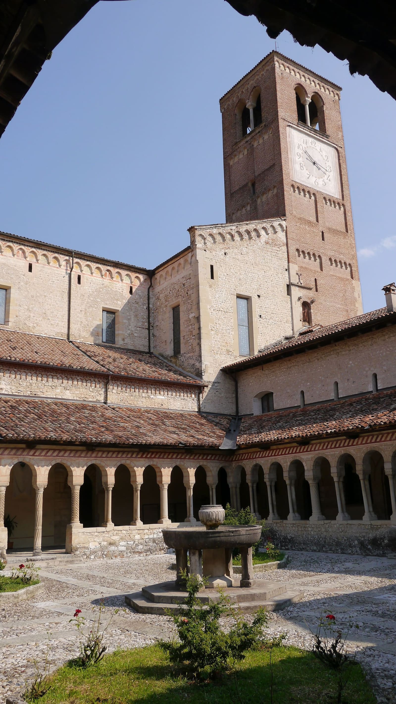 il chiostro dell'abbazia di Follina e il campanile, visti dal porticato in agosto