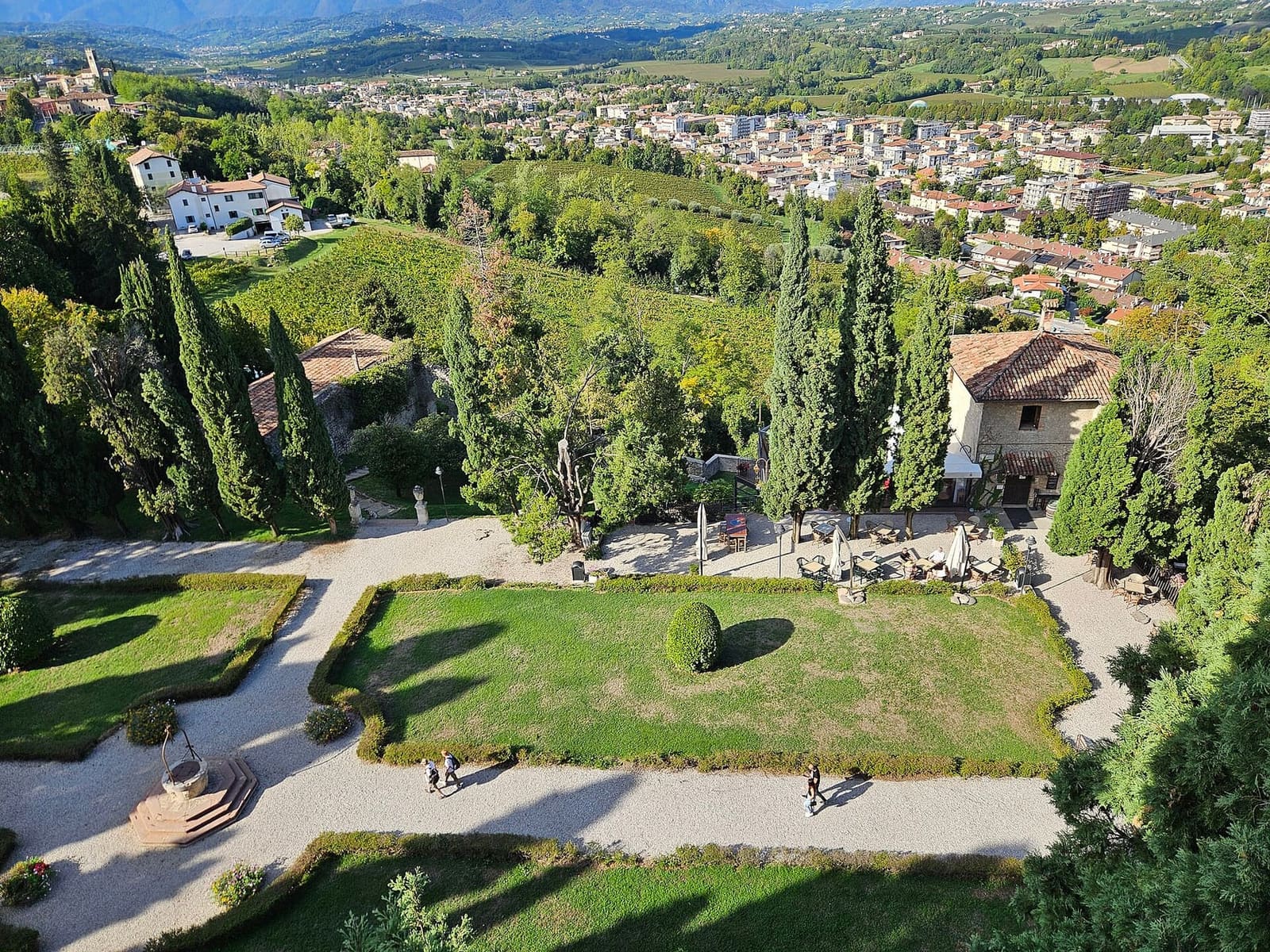 il giardino del castello visto dalla torre, con la città nuova e le colline in fondo