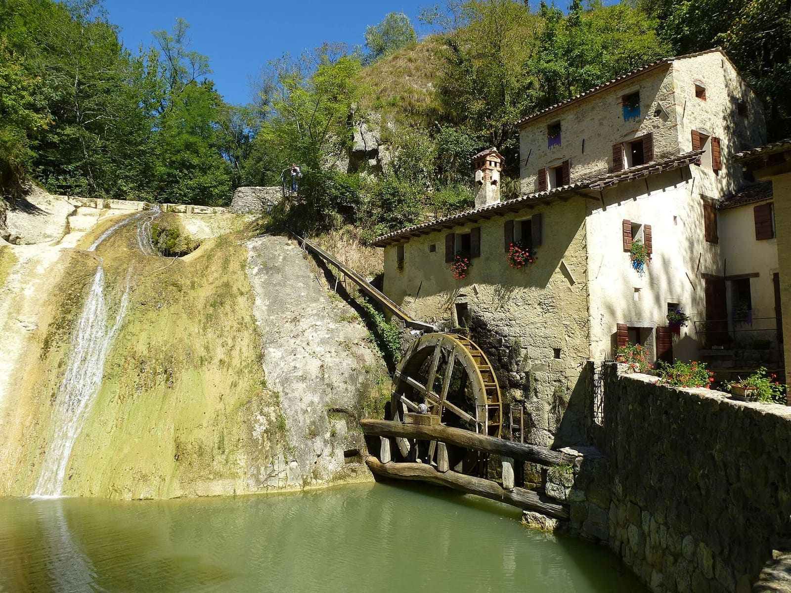 il Molinetto della Croda a Refrontolo, con la ruota e la cascata del Lierza
