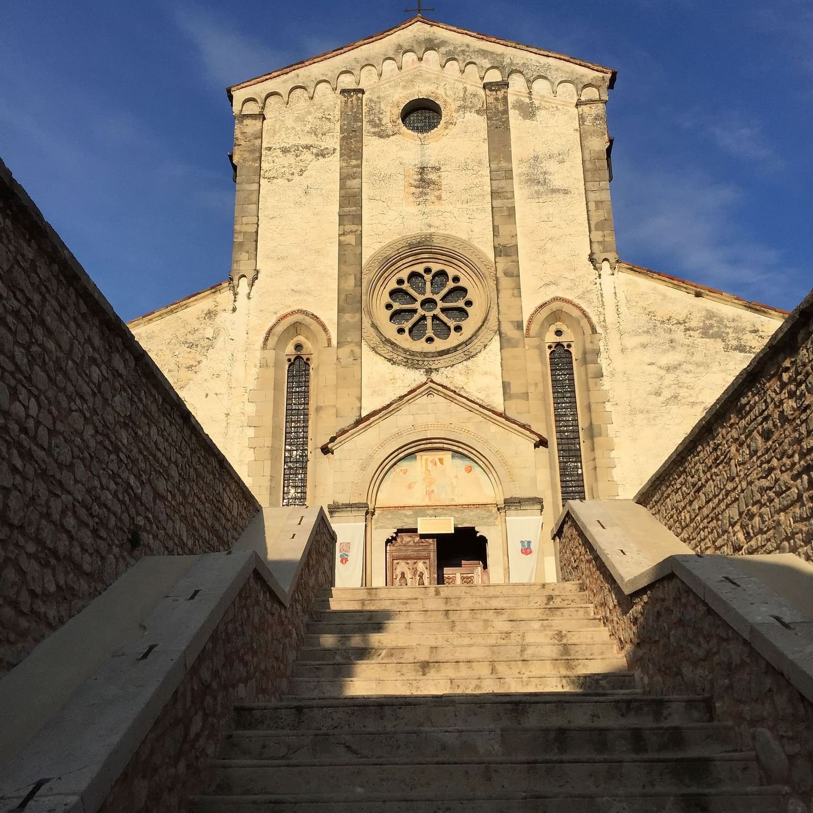 la facciata della basilica di Santa Maria di Follina in cima alla scalinata