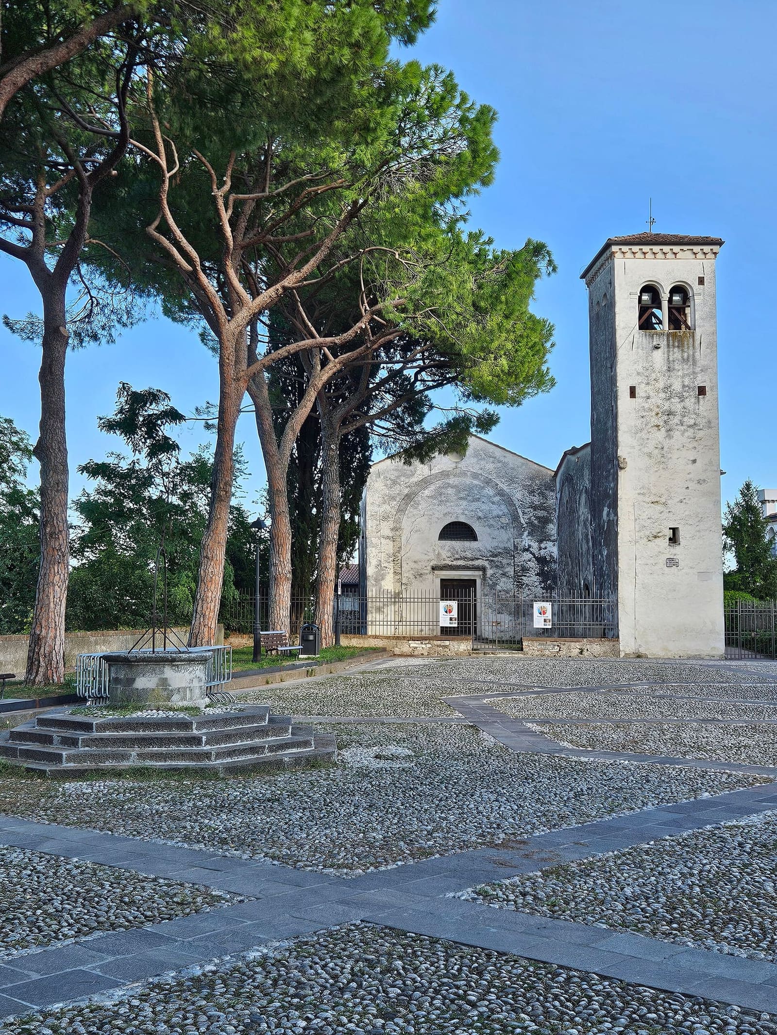 la chiesetta di Sant'Orsola e il suo campanile sul piazzale del castello
