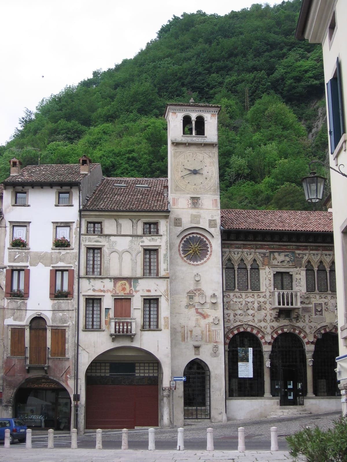 la torre dell'orologio e la Loggia di Serravalle in piazza Flaminio, a Vittorio Veneto, nel 2007