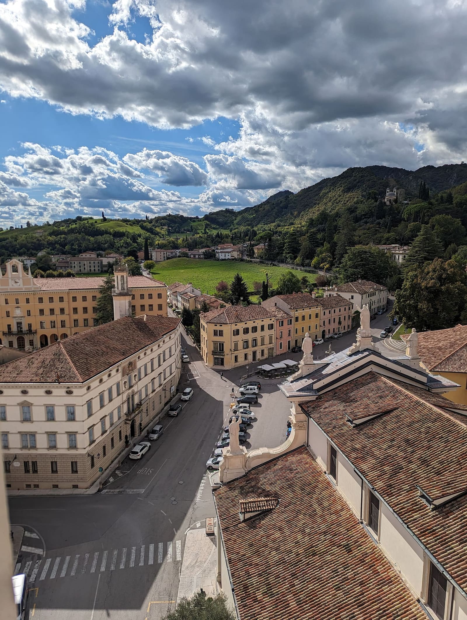 la piazza di Ceneda, a Vittorio Veneto, vista dal campanile del Duomo