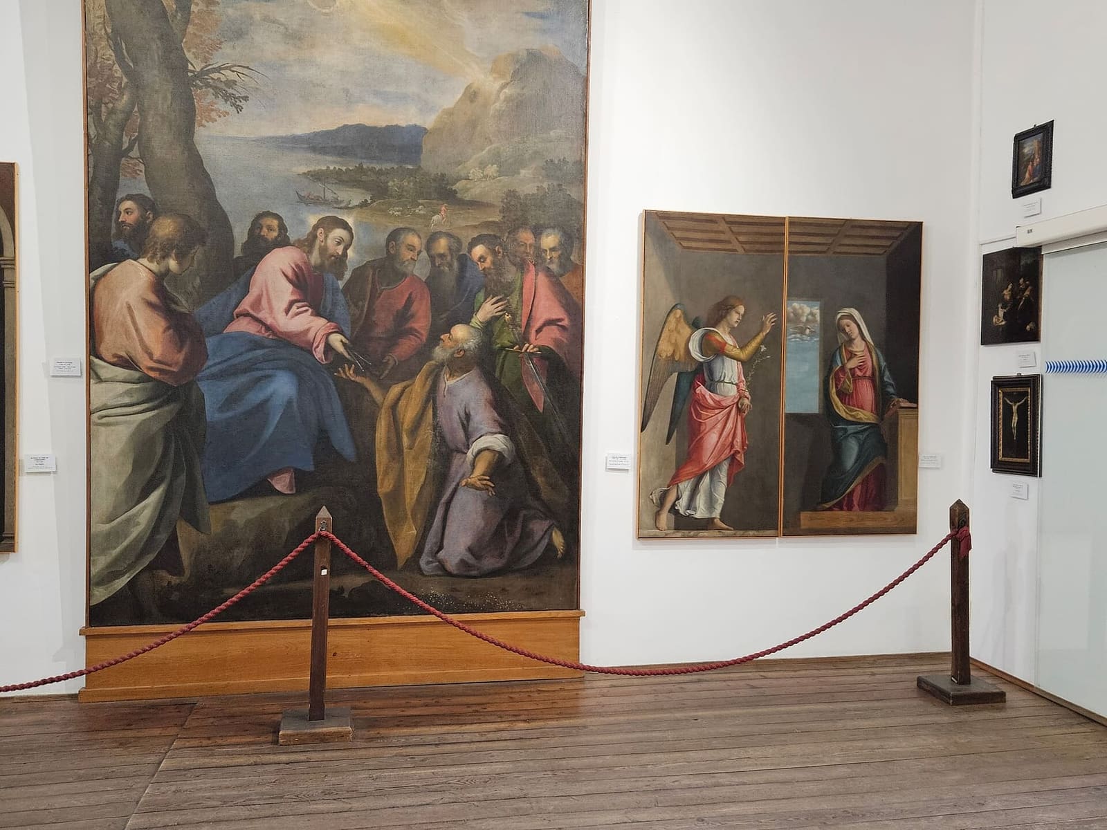 una sala della pinacoteca del Museo civico, dentro la torre del castello