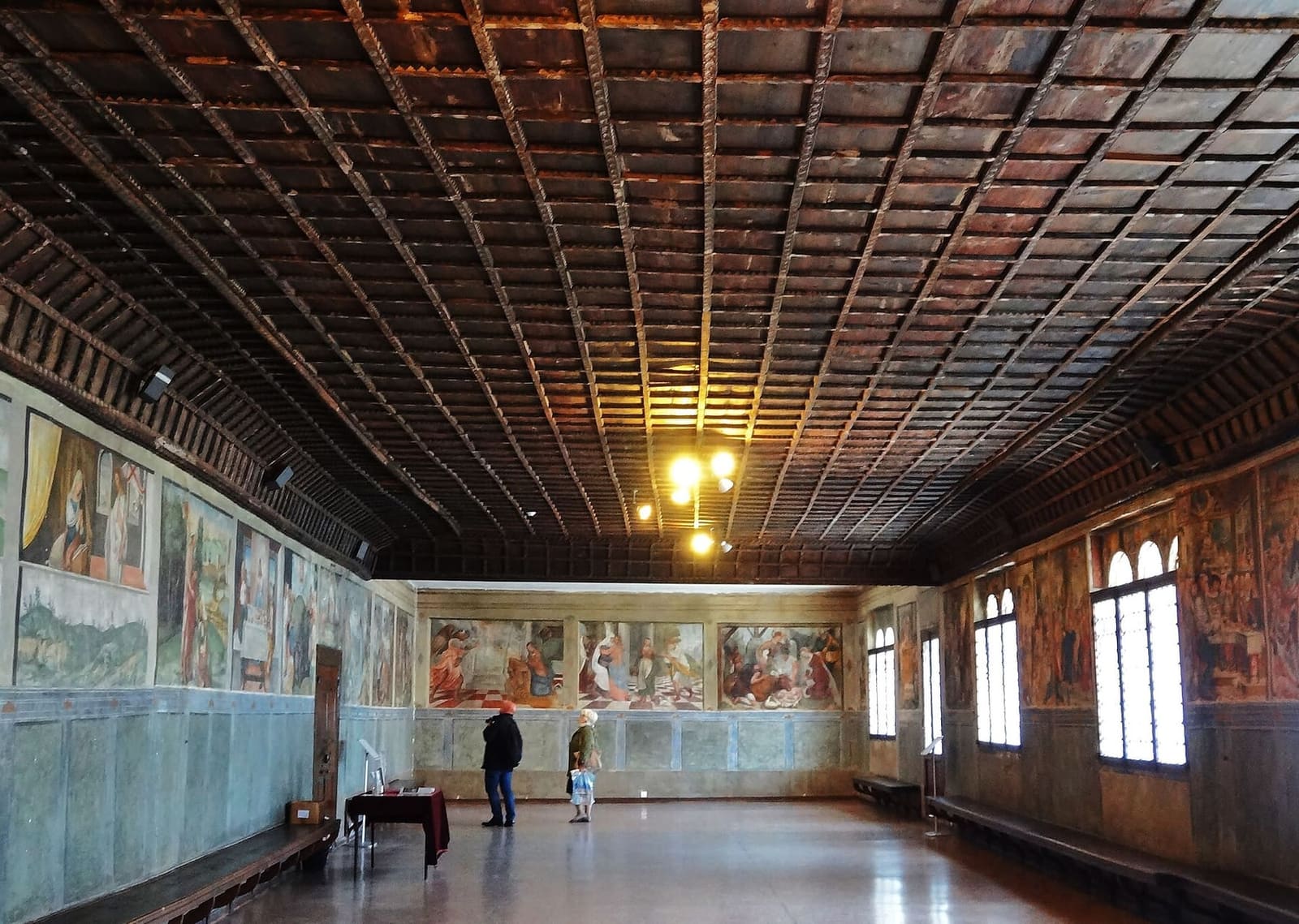 la Sala dei Battuti, sopra il Duomo, con le pareti affrescate e il soffitto a cassettoni