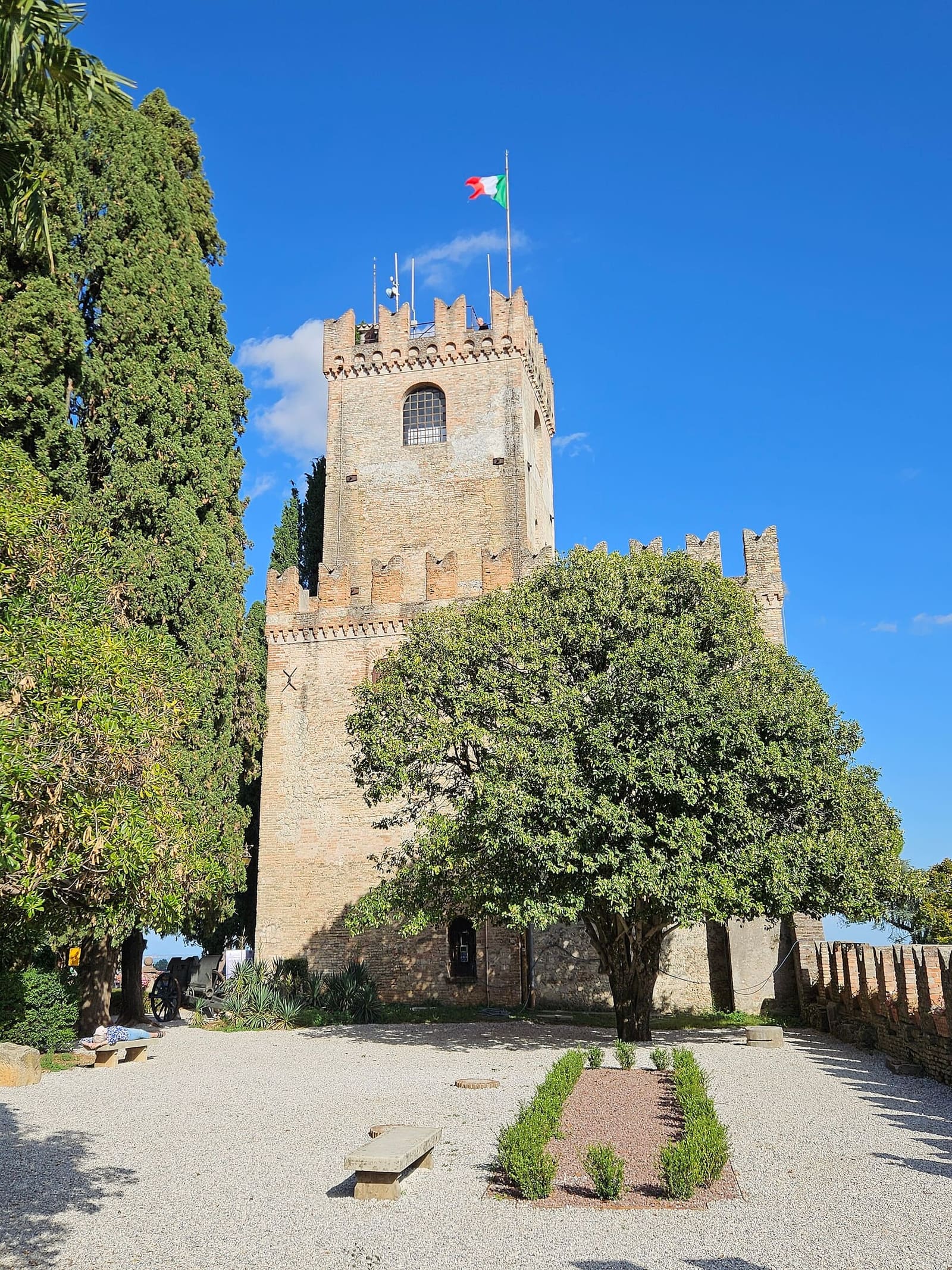 la torre merlata del castello, sede del Museo civico, sotto il cielo di settembre