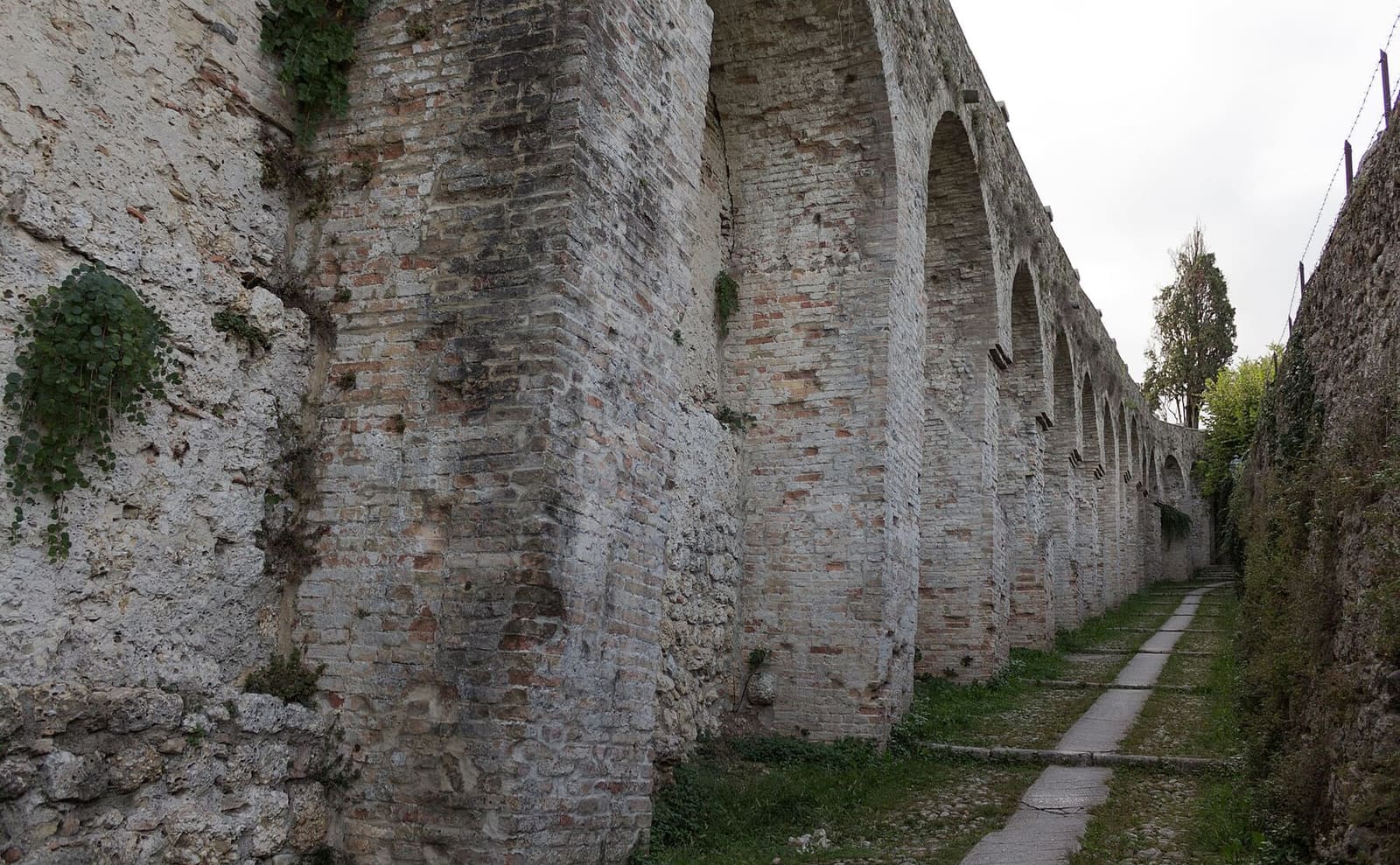 le mura carraresi del Trecento lungo il sentiero che sale al castello