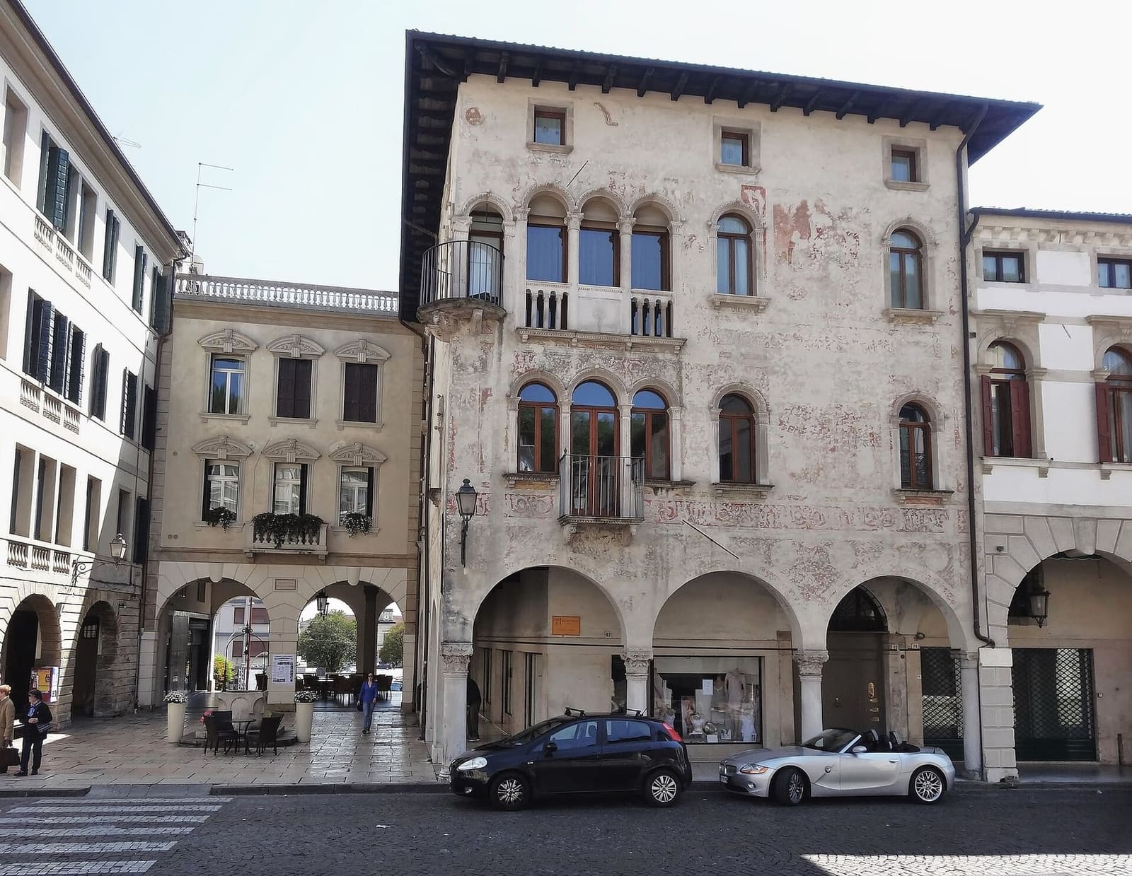 la facciata affrescata di Palazzo Piutti in Contrada Granda