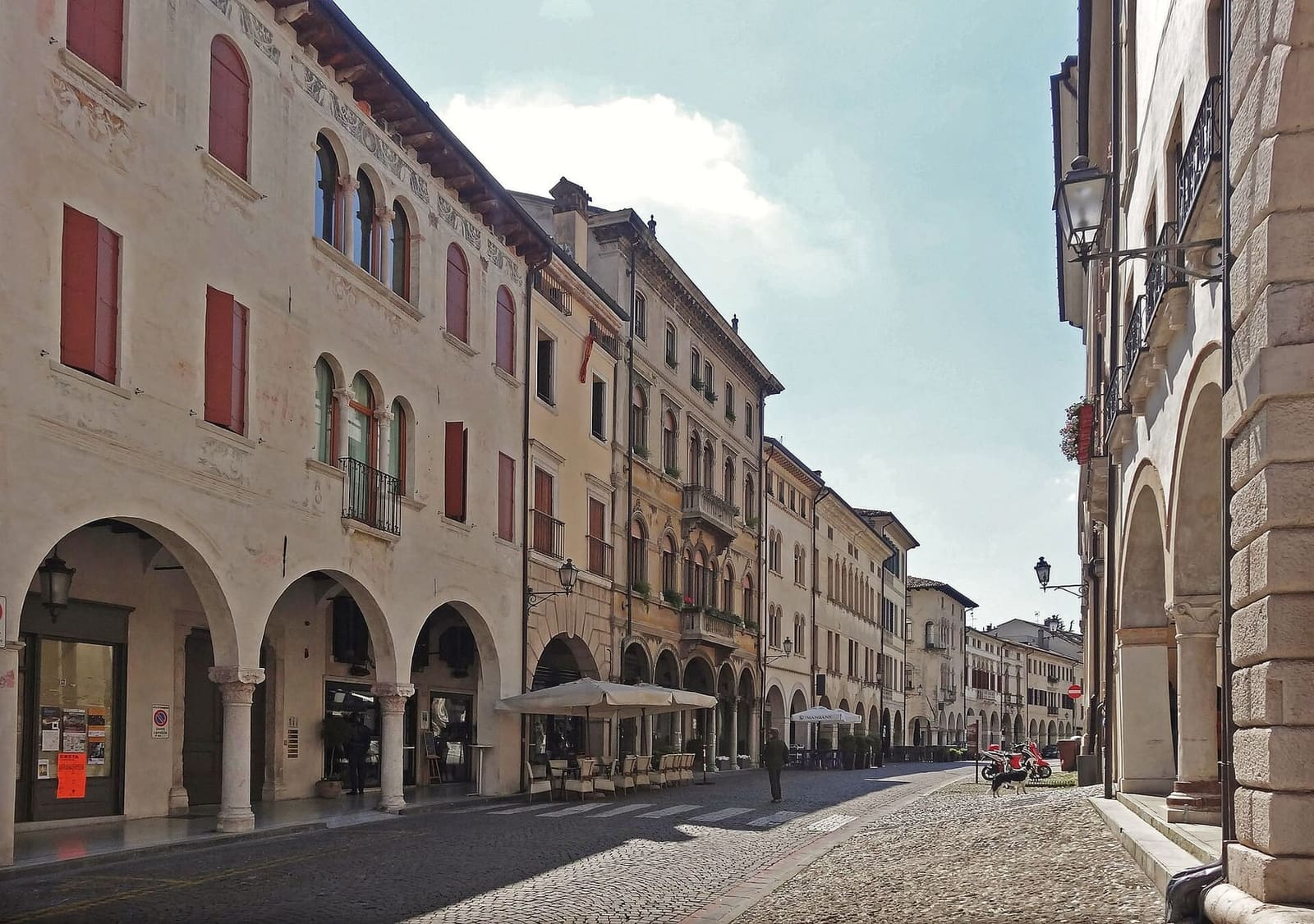 via XX Settembre, la Contrada Granda, con i portici e i palazzi affrescati
