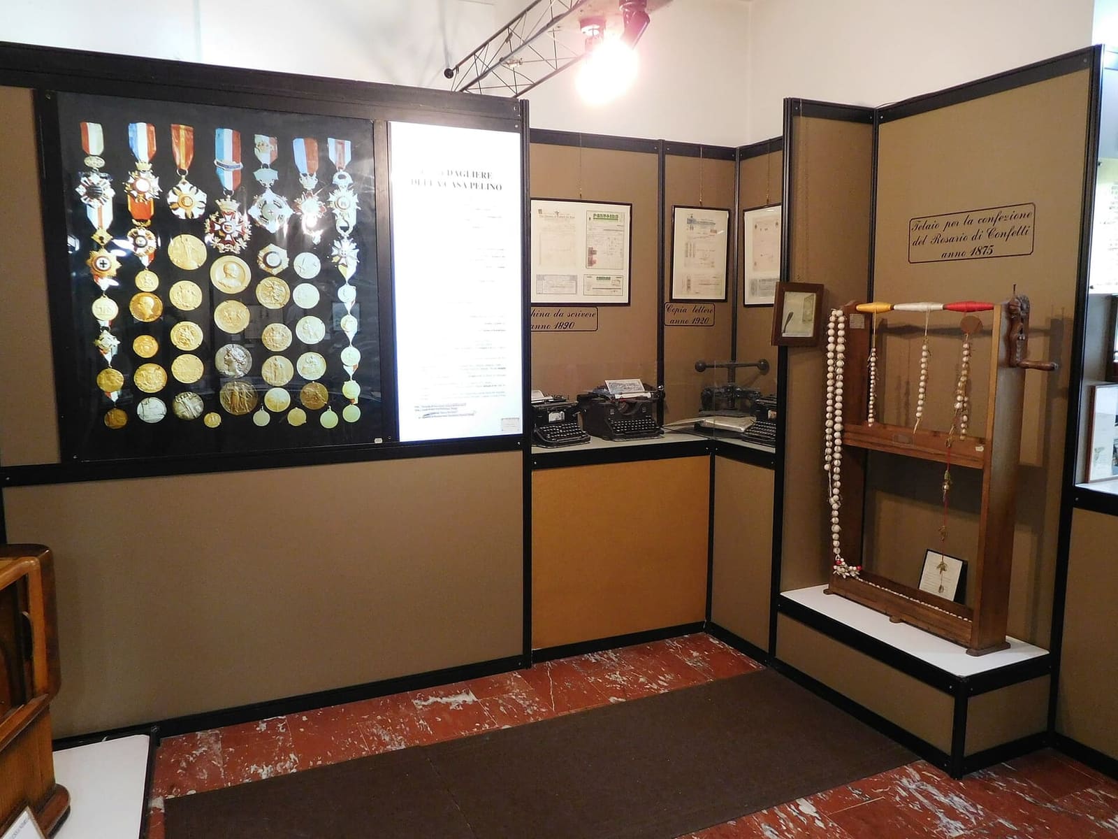 the medals and honours won by Pelino confetti, next to the frame for the rosaries