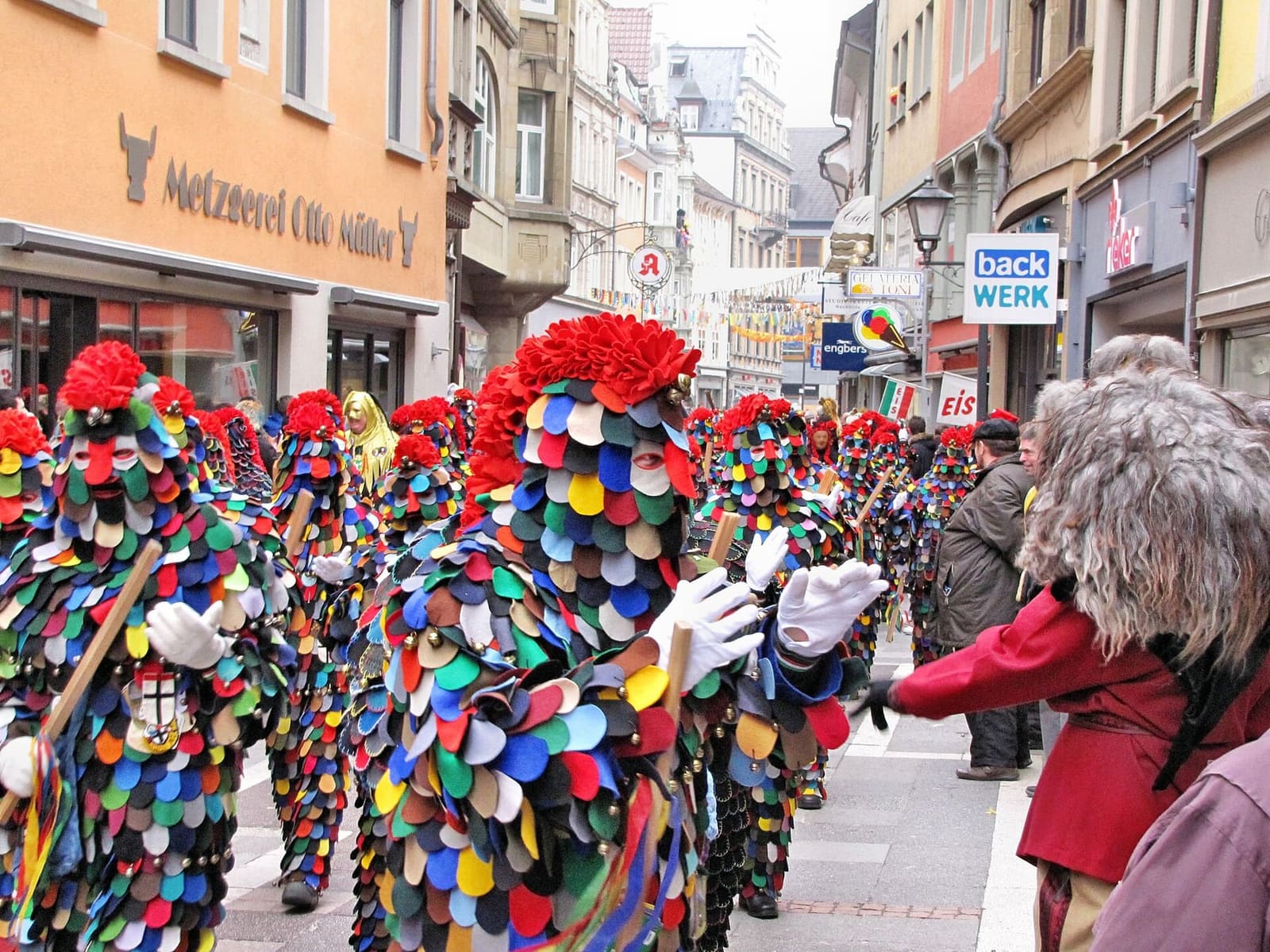 i Blätzlebuebe con il costume di pezzetti di stoffa colorata, al corteo di carnevale