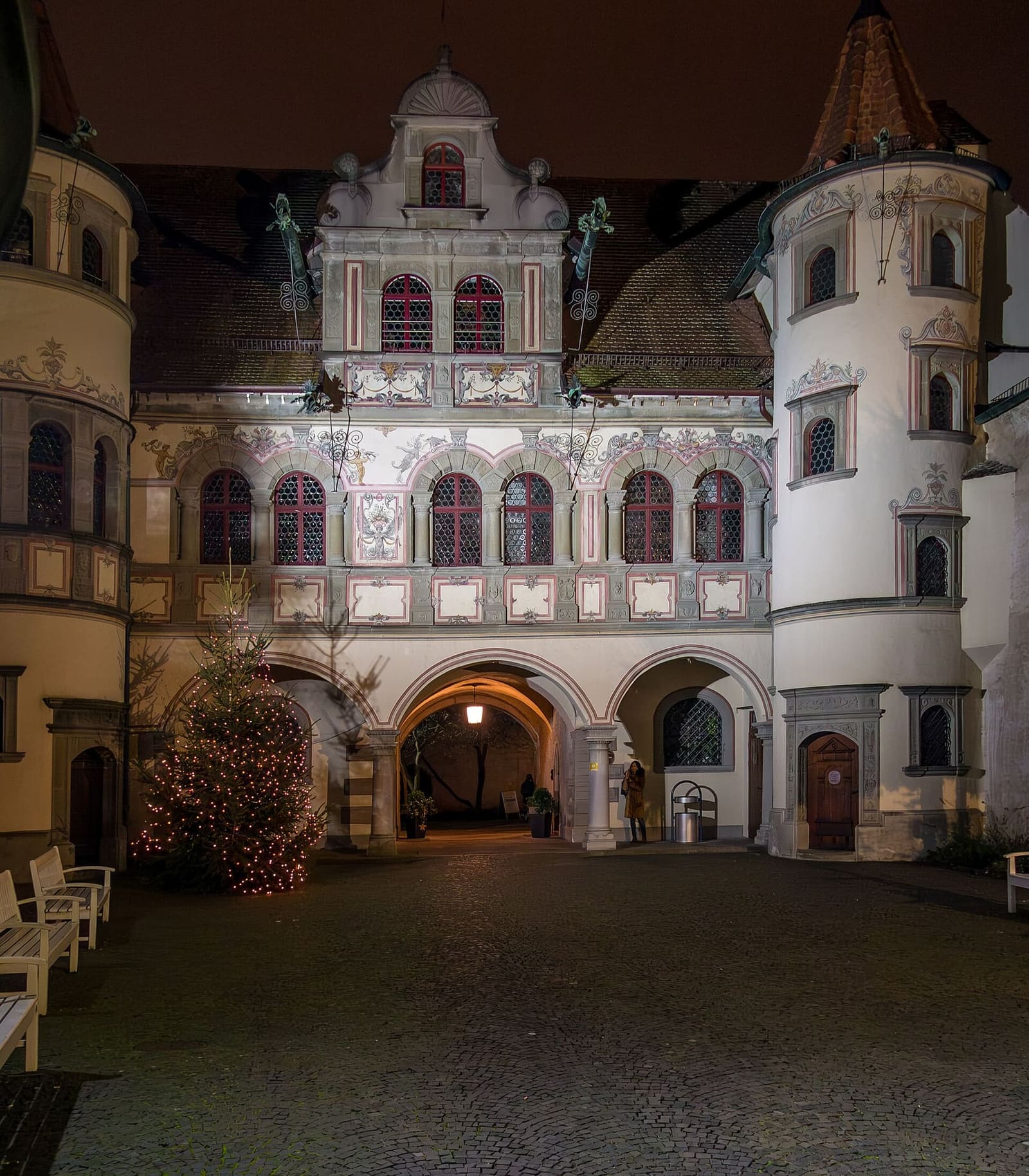 il cortile rinascimentale del Rathaus la sera, con l'albero di Natale