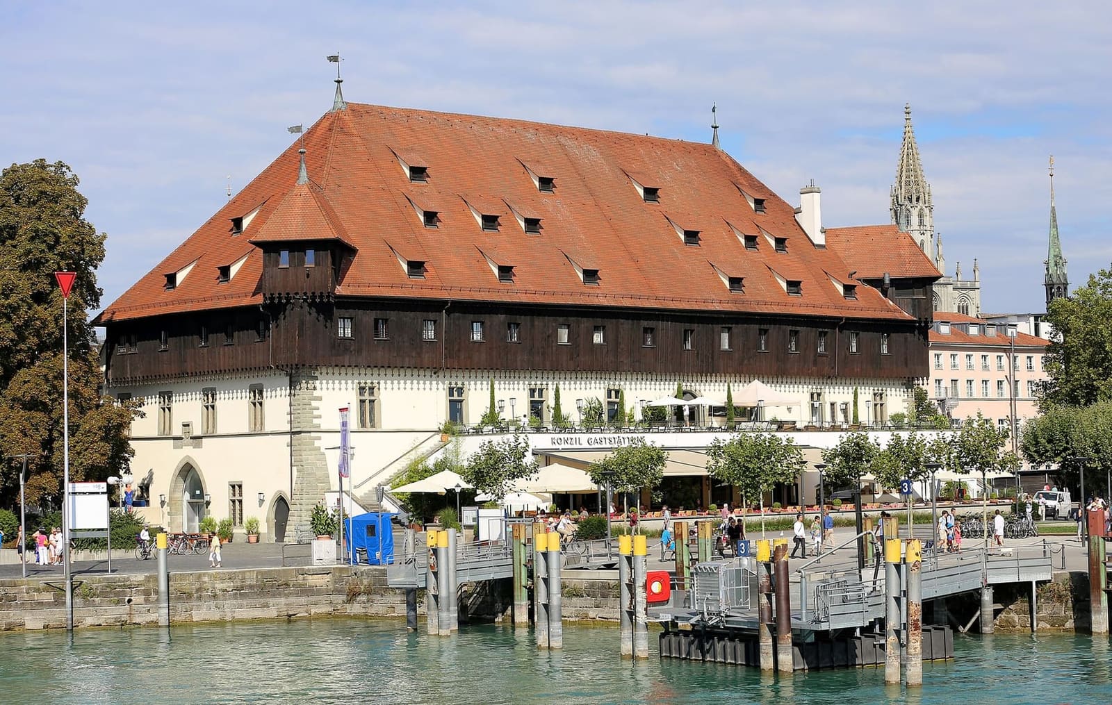 il Konzil visto dal lago, con il suo grande tetto e la guglia del Münster dietro