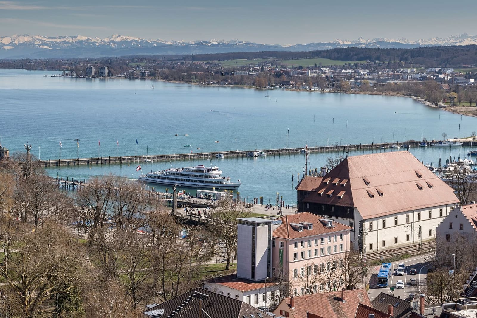 il Konzil, il porto e il lago dalla torre del Münster, con le Alpi svizzere sullo sfondo