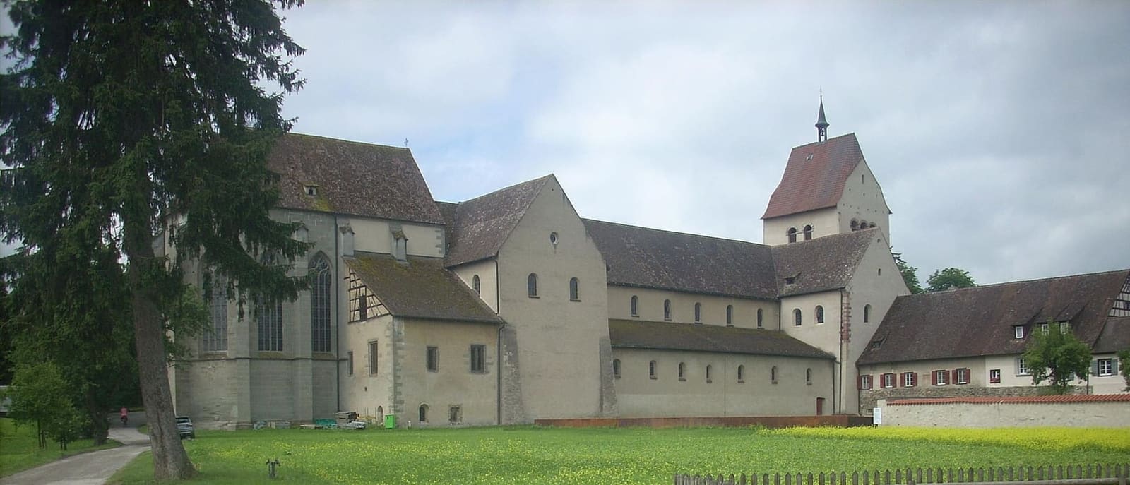 il Münster di Mittelzell sulla Reichenau, con il corpo occidentale e il coro gotico