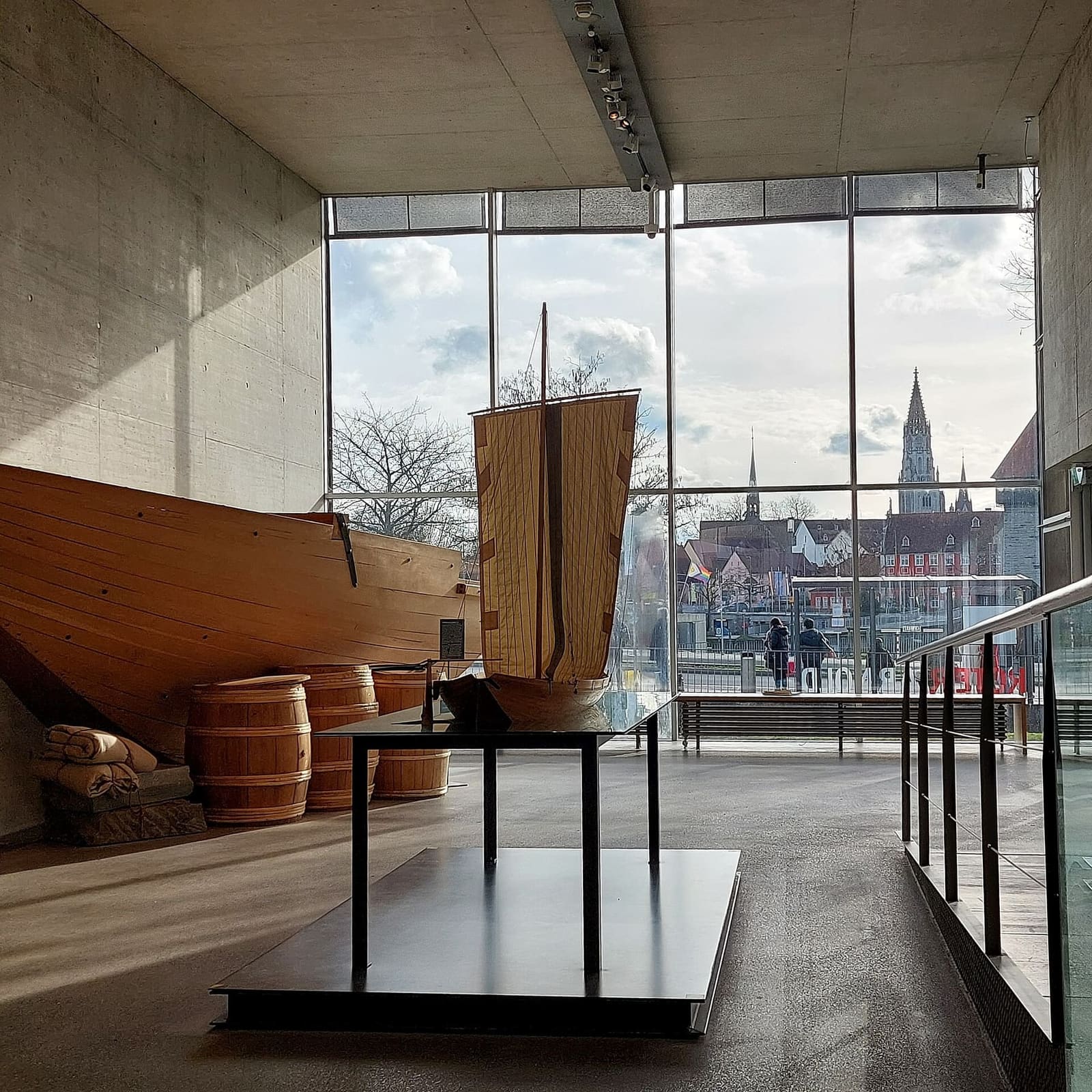 una barca nel museo archeologico, davanti alla vetrata che guarda la città vecchia e il Münster